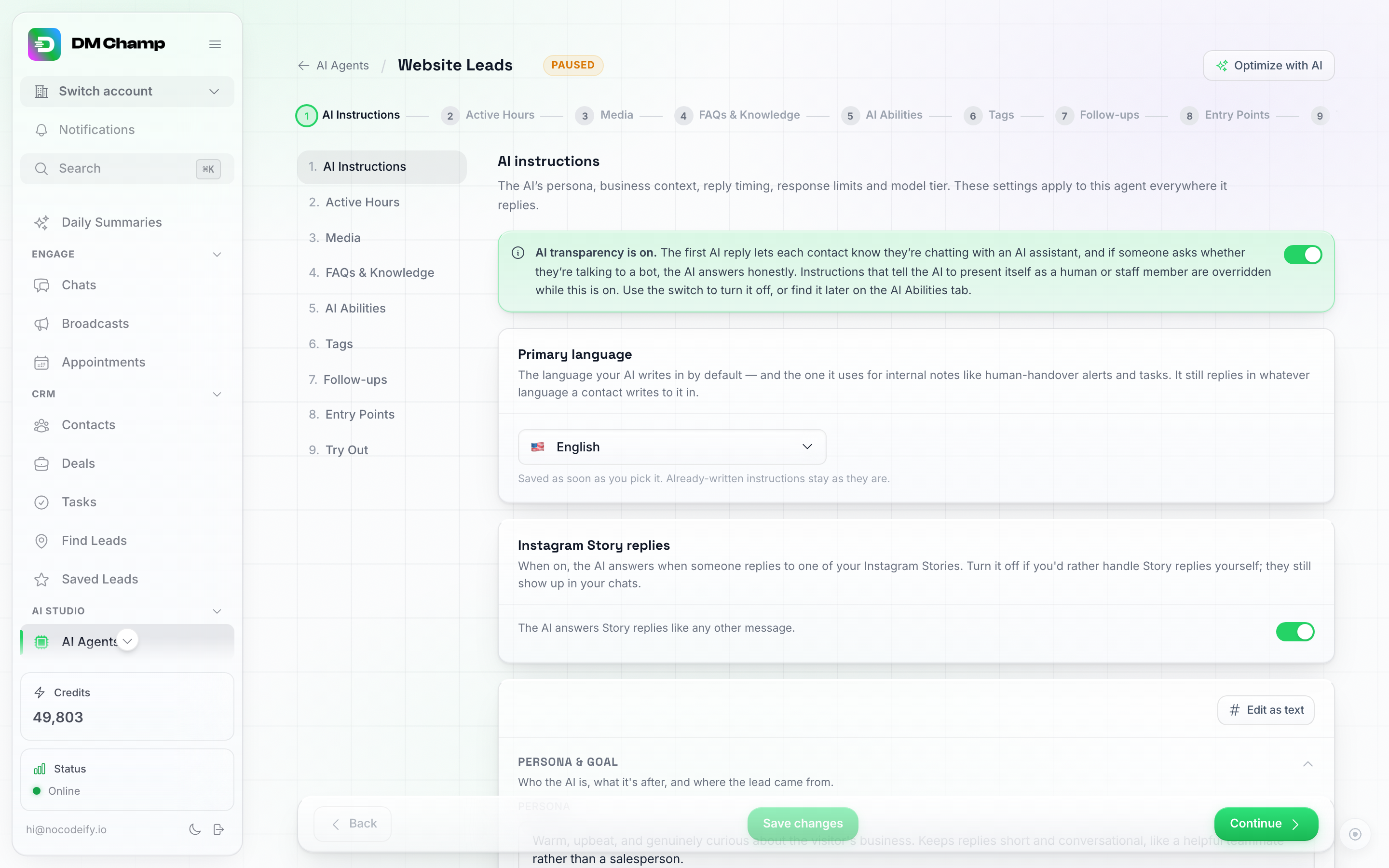 El editor de un agente abierto en la pestaña Instrucciones de IA, que muestra el panel de Idioma principal y, justo debajo, el panel de respuestas a historias de Instagram con su interruptor activado y la nota 'La IA responde a las respuestas a historias como a cualquier otro mensaje.'