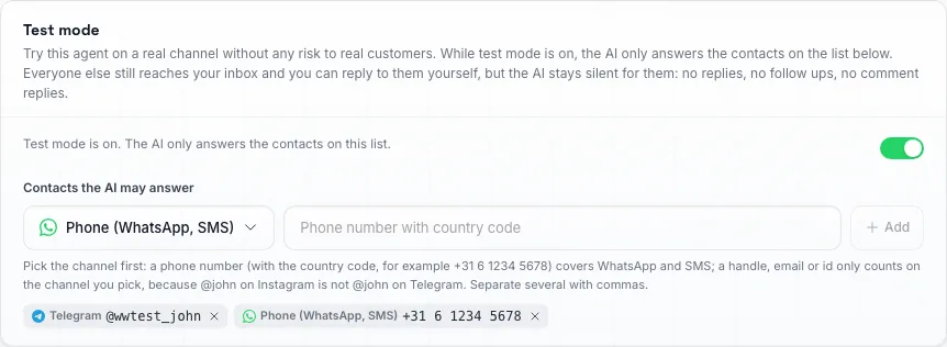 Il pannello Modalità test nella parte superiore del passaggio Istruzioni IA di un agente, attivato, con un selettore di canale e una casella per aggiungere un contatto, e un handle Telegram e un numero di telefono nell'elenco