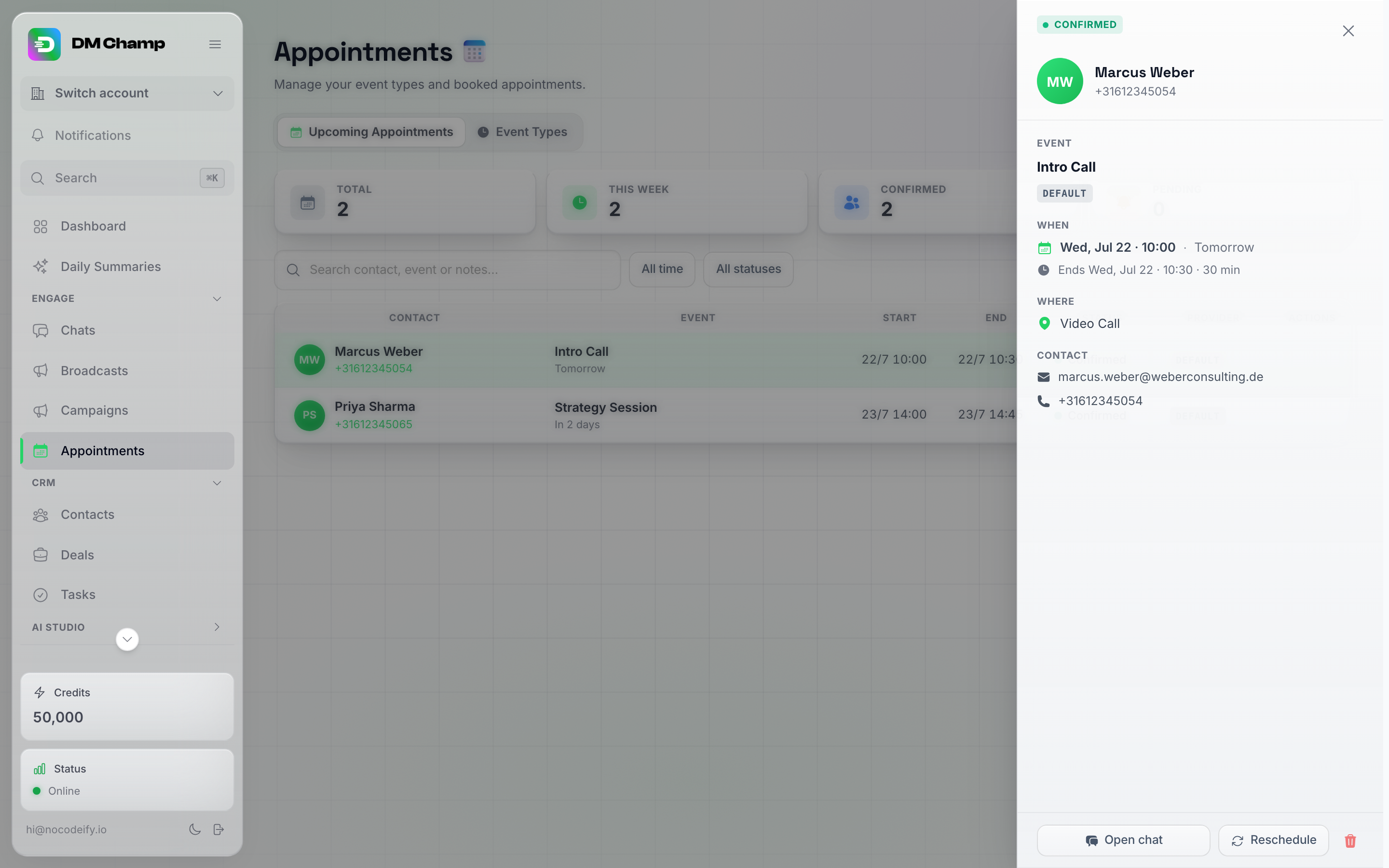 O painel de detalhes do agendamento aberto para um agendamento confirmado, mostrando evento, data/hora, local, detalhes de contato e botões Abrir chat, Reagendar e excluir