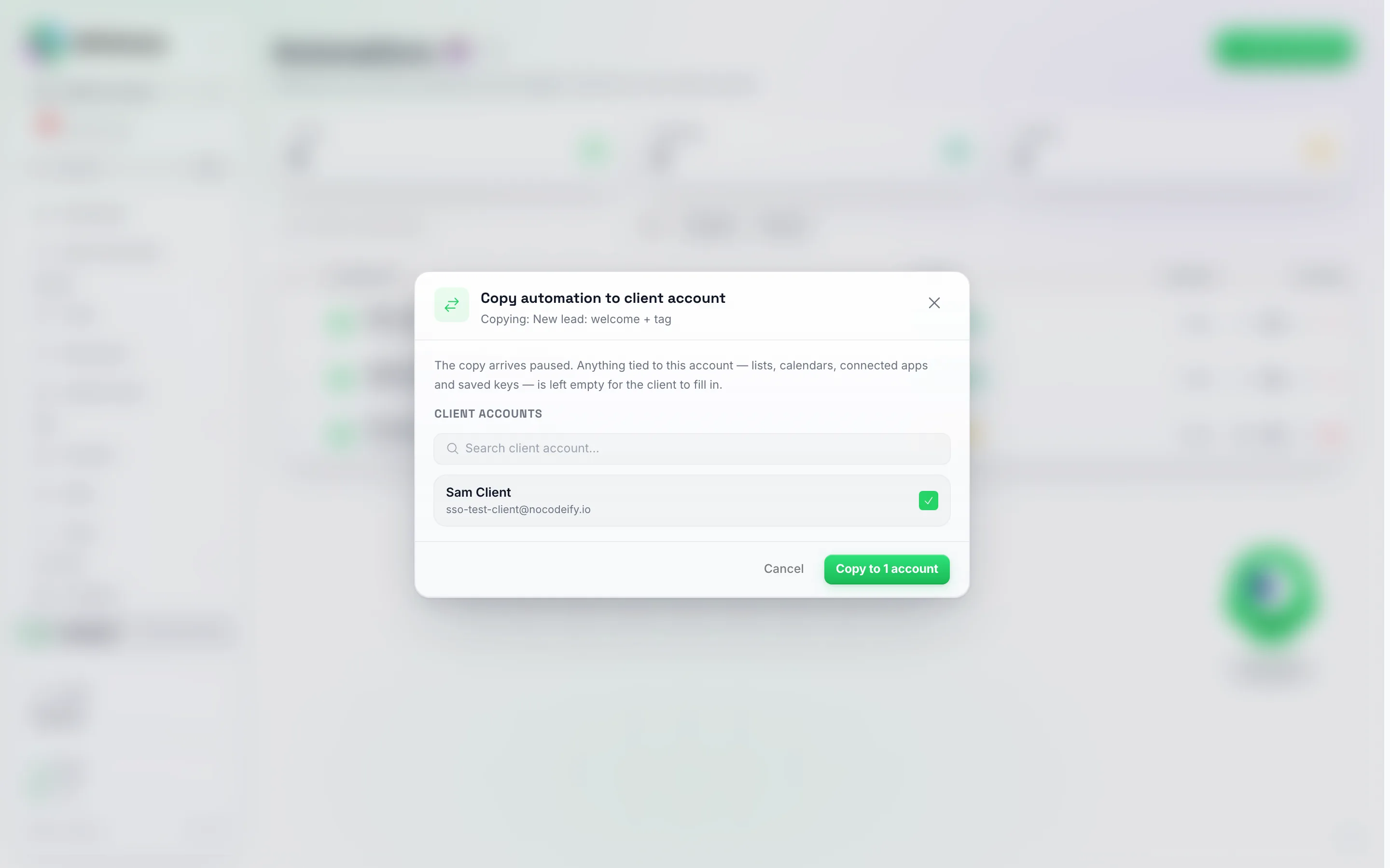 A janela Copiar automação para conta de cliente, mostrando a automação sendo copiada, uma observação de que a cópia chega pausada, uma caixa de pesquisa e uma conta de cliente marcada, com os botões Cancelar e Copiar para 1 conta