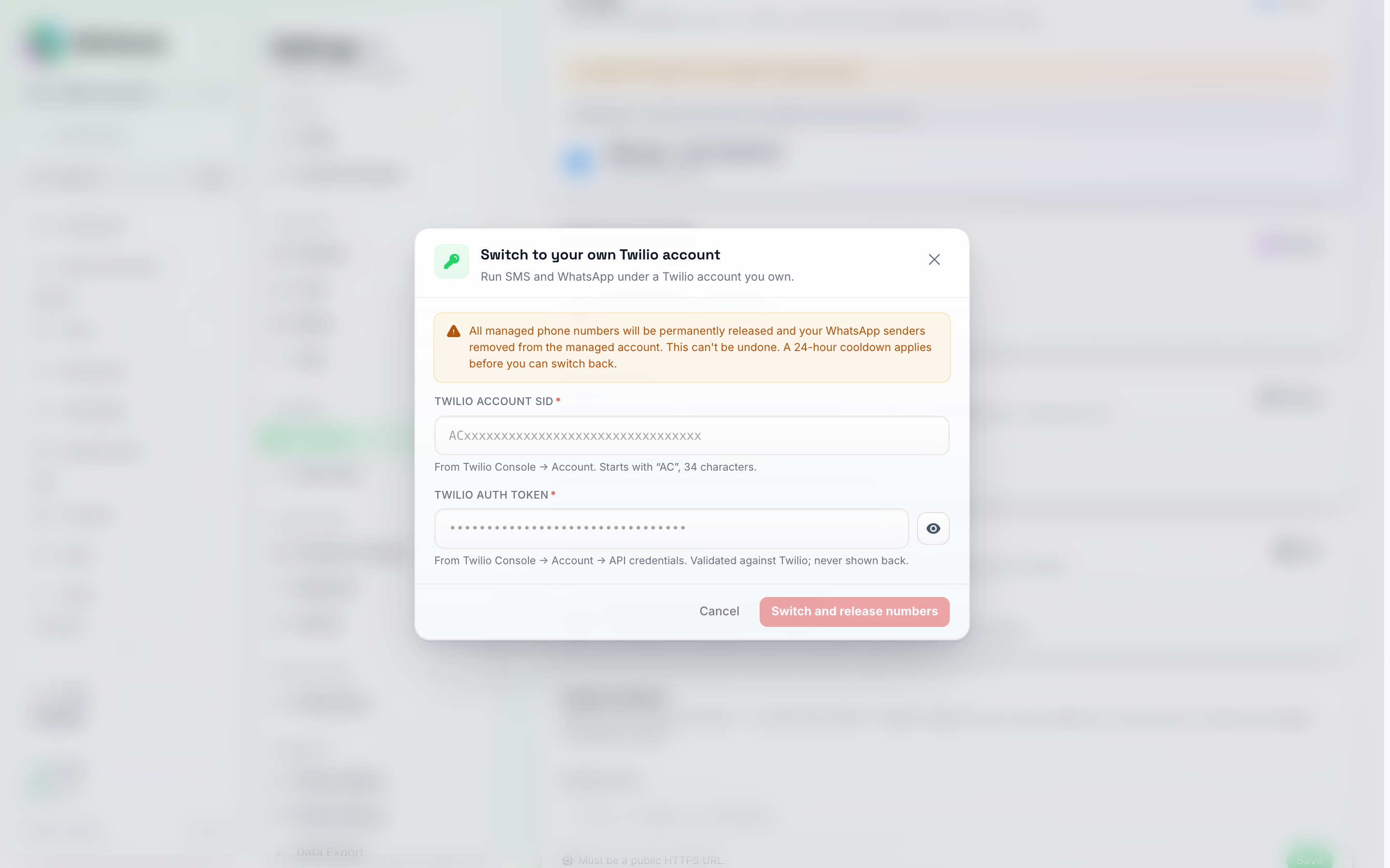Dialogul Comută la propriul tău cont Twilio, cu un avertisment că numerele de telefon gestionate vor fi eliberate permanent, câmpuri pentru Twilio Account SID și Twilio Auth Token, și butoane pentru Anulare / Comută și eliberează numerele