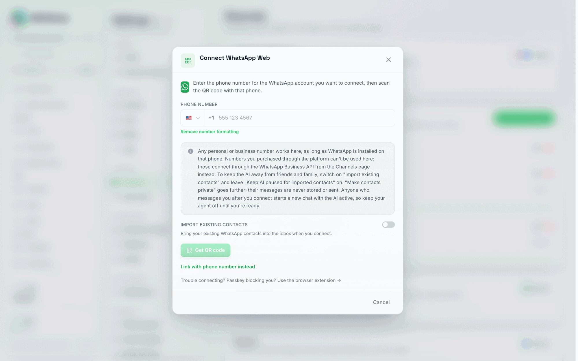 Modalvinduet Forbind WhatsApp Web med et felt til telefonnummer, en note der forklarer, hvad der sker med dine eksisterende chats og kontakter, en til/fra-knap til Importér eksisterende kontakter, en Hent QR-kode-knap og et link til Forbind med telefonnummer i stedet
