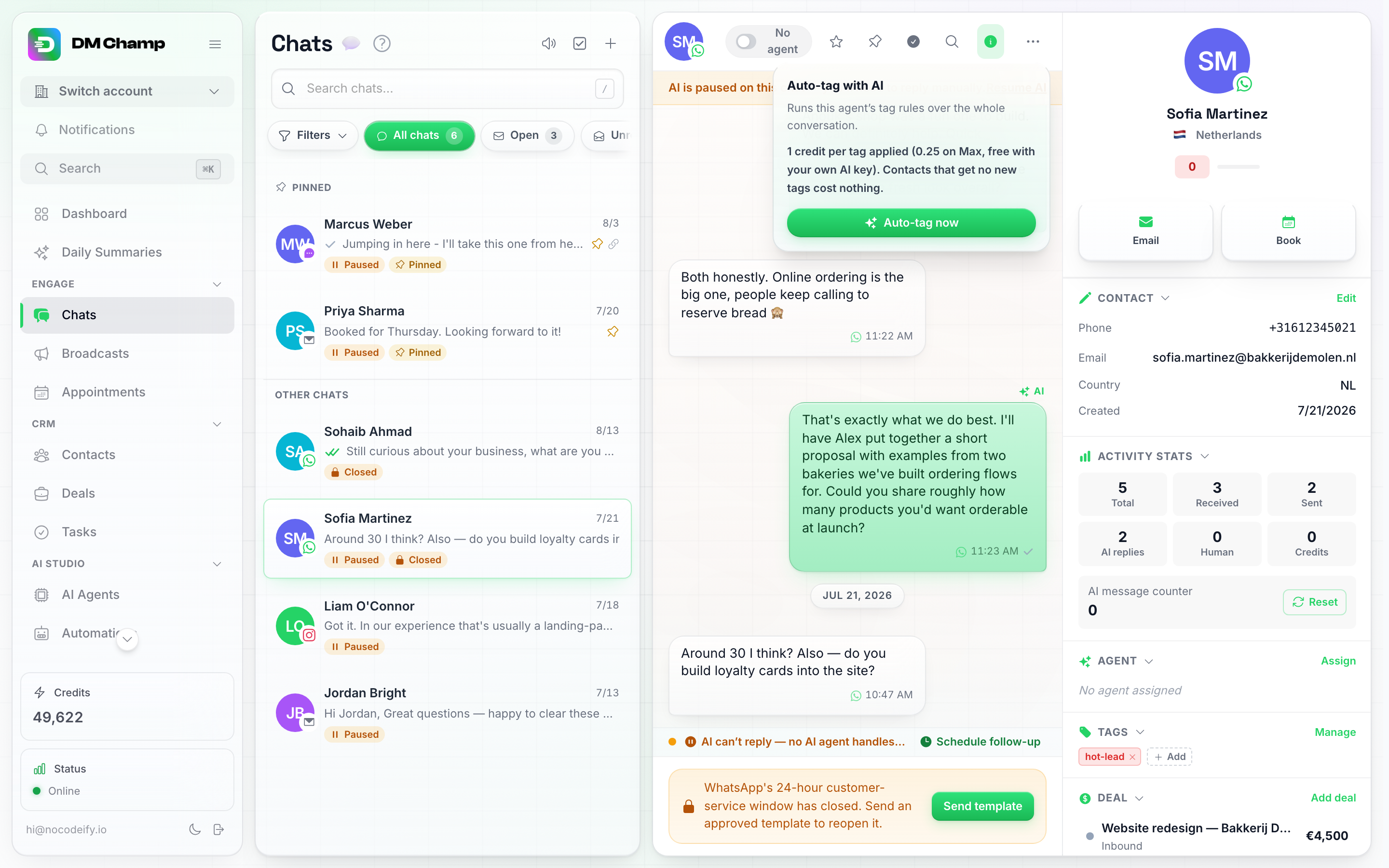 Een gesprek geopend met een klein paneel 'Automatisch labelen met AI' onder de knop met de drie puntjes in de koptekst, met de tekst 'Voert de labelregels van deze agent uit over het hele gesprek.', dan '1 credit per toegepast label (0,25 op Max, gratis met uw eigen AI-sleutel). Contactpersonen die geen nieuwe labels krijgen, kosten niets.', en een groene knop 'Nu automatisch labelen'