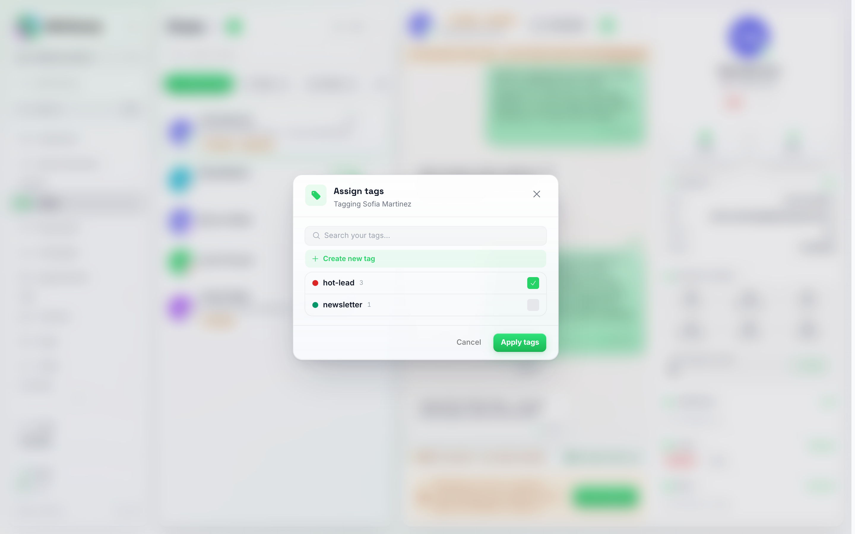 Het dialoogvenster Tags toewijzen voor een contact, met één tag aangevinkt en een zoekvak, knop Nieuwe tag aanmaken en knop Tags toepassen