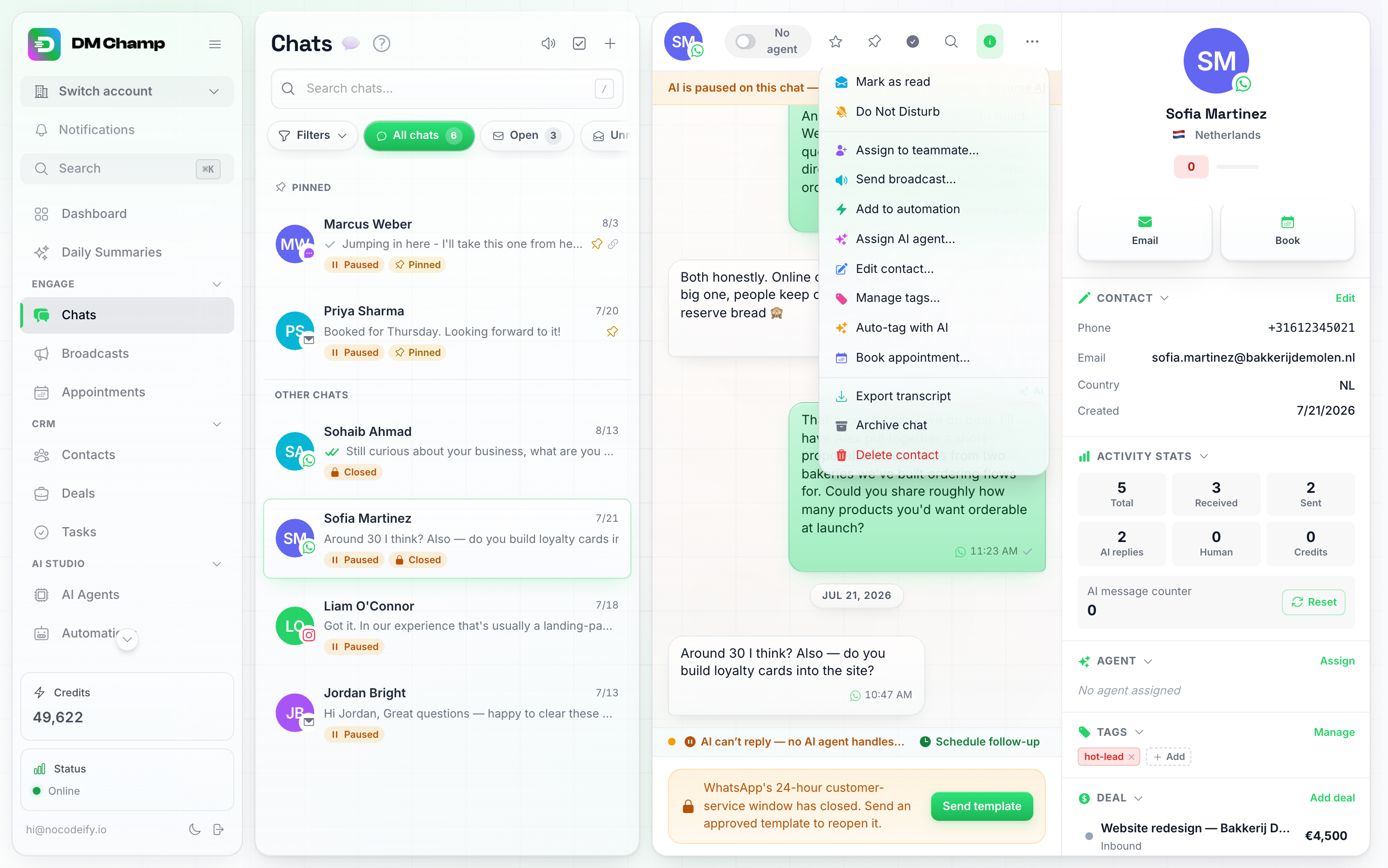 O menu de três pontos do cabeçalho da conversa aberto, mostrando Atribuir a um colega de equipe… entre as outras ações de chat