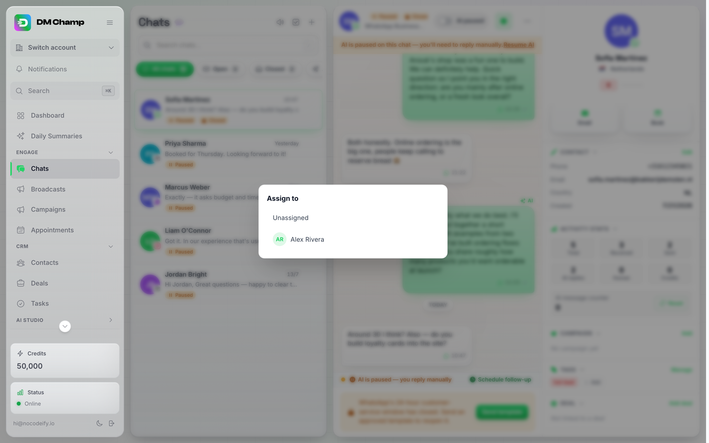 O seletor de Atribuir a aberto, listando Não atribuído e os membros da equipe da conta