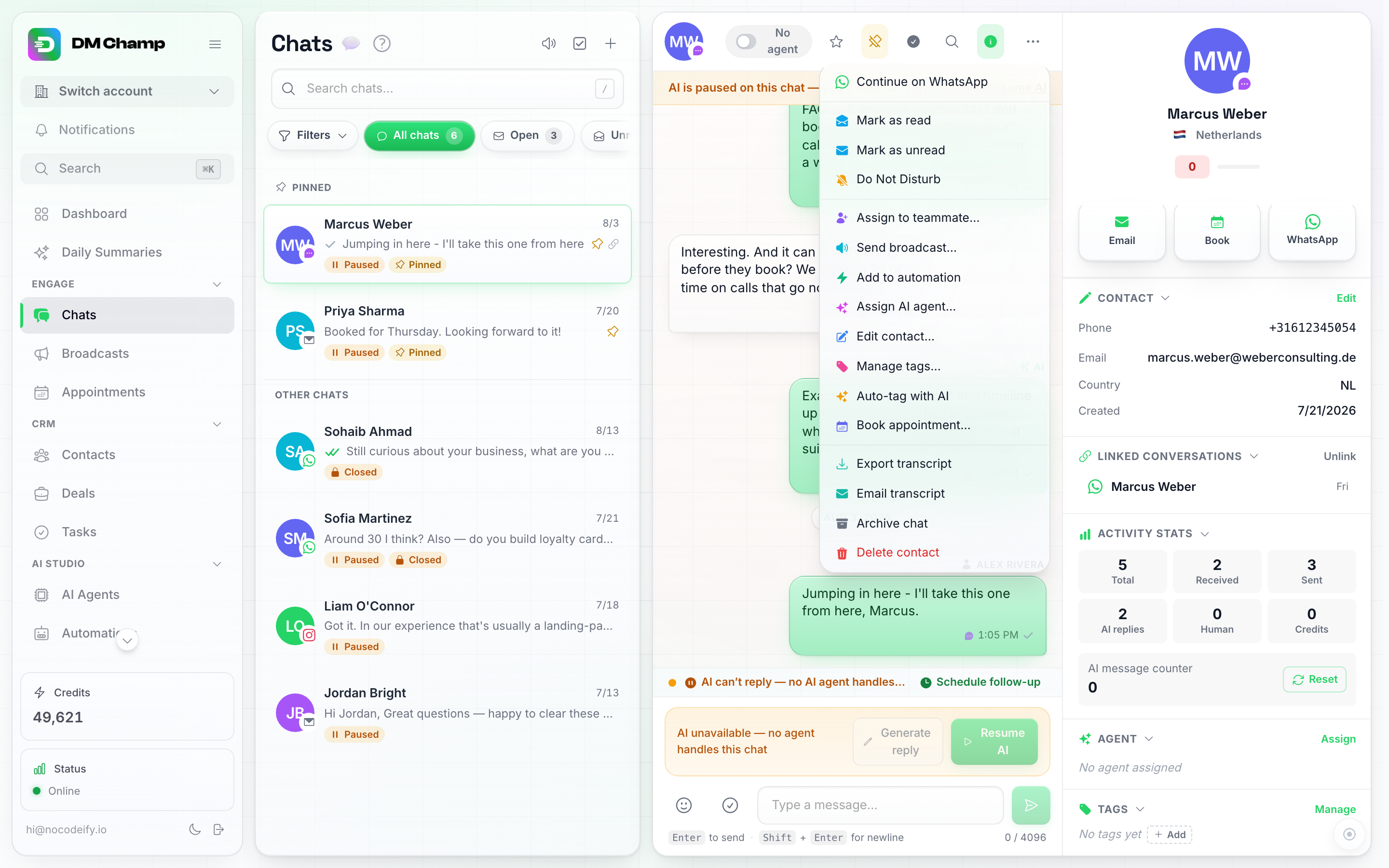 Uma conversa de chat no site com o menu de três pontos aberto, mostrando Continuar no WhatsApp como o primeiro item seguido por Marcar como lida e Marcar como não lida, e um bloco correspondente do WhatsApp entre as ações rápidas no painel de contato à direita