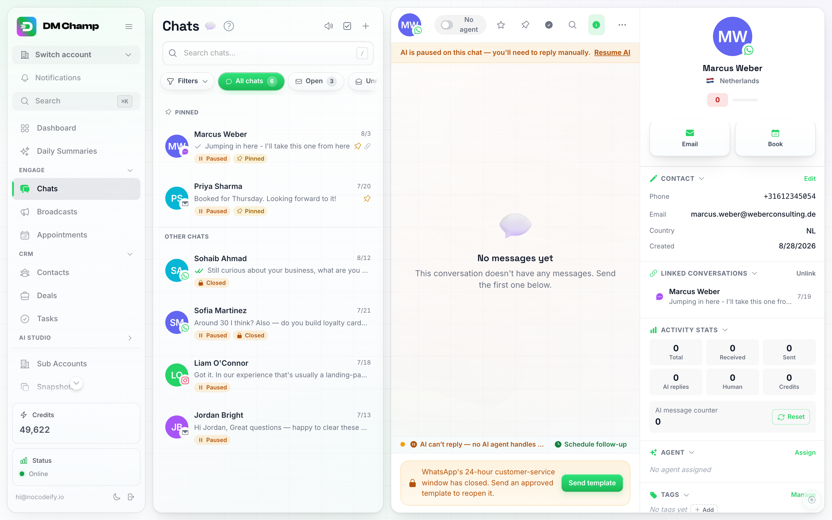 שיחת ה-WhatsApp החדשה עבור אותו איש קשר, ריקה עד כה, כאשר לוח איש הקשר מציג מקטע 'שיחות מקושרות' המפרט את צ'אט האתר המקורי, וסמל קישור קטן בשורה של איש הקשר ברשימת הצ'אטים