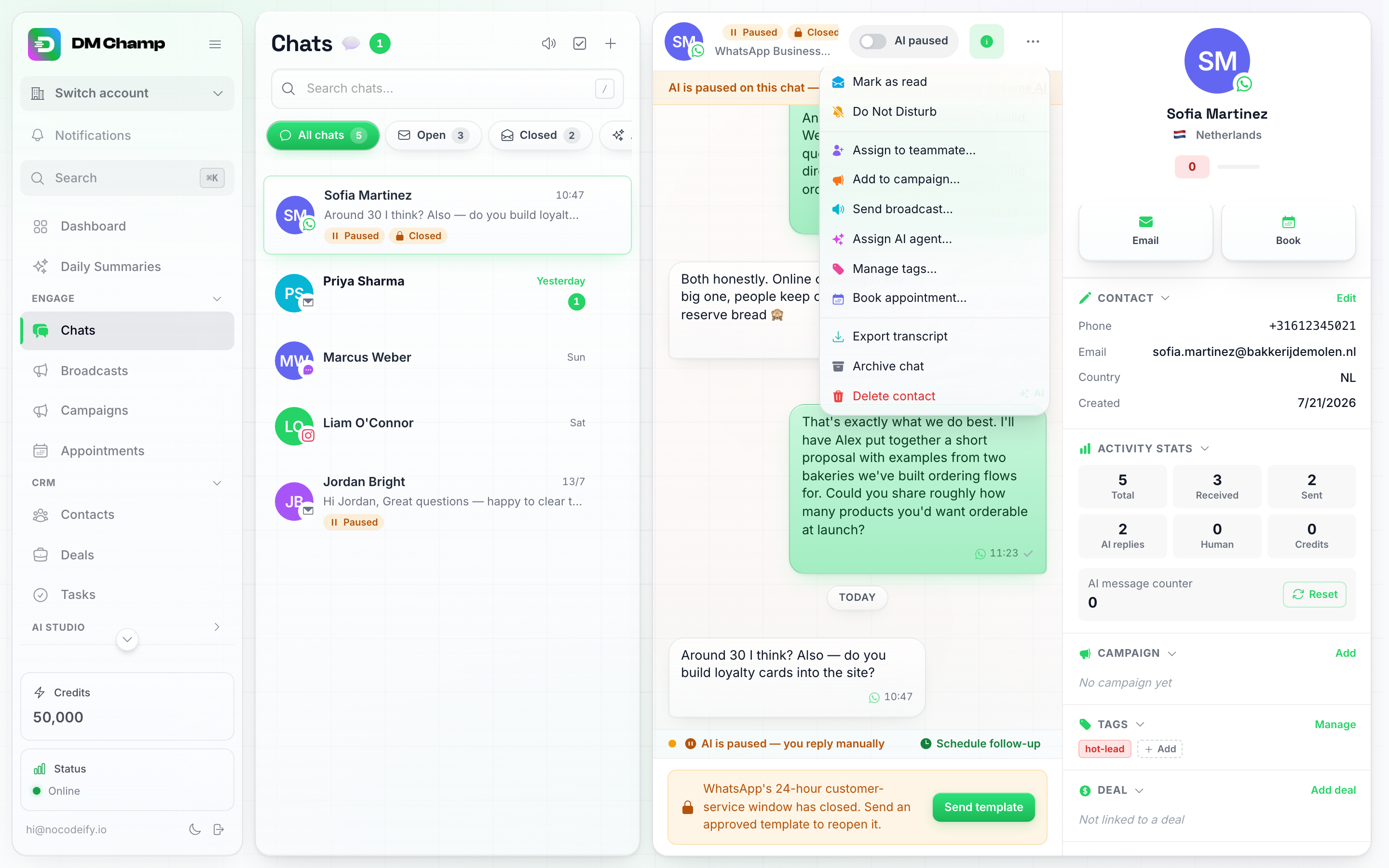 Het overflow-menu van een chat geopend met 'Tags beheren...' gemarkeerd, en de sectie Tags zichtbaar in het rechter contactpaneel