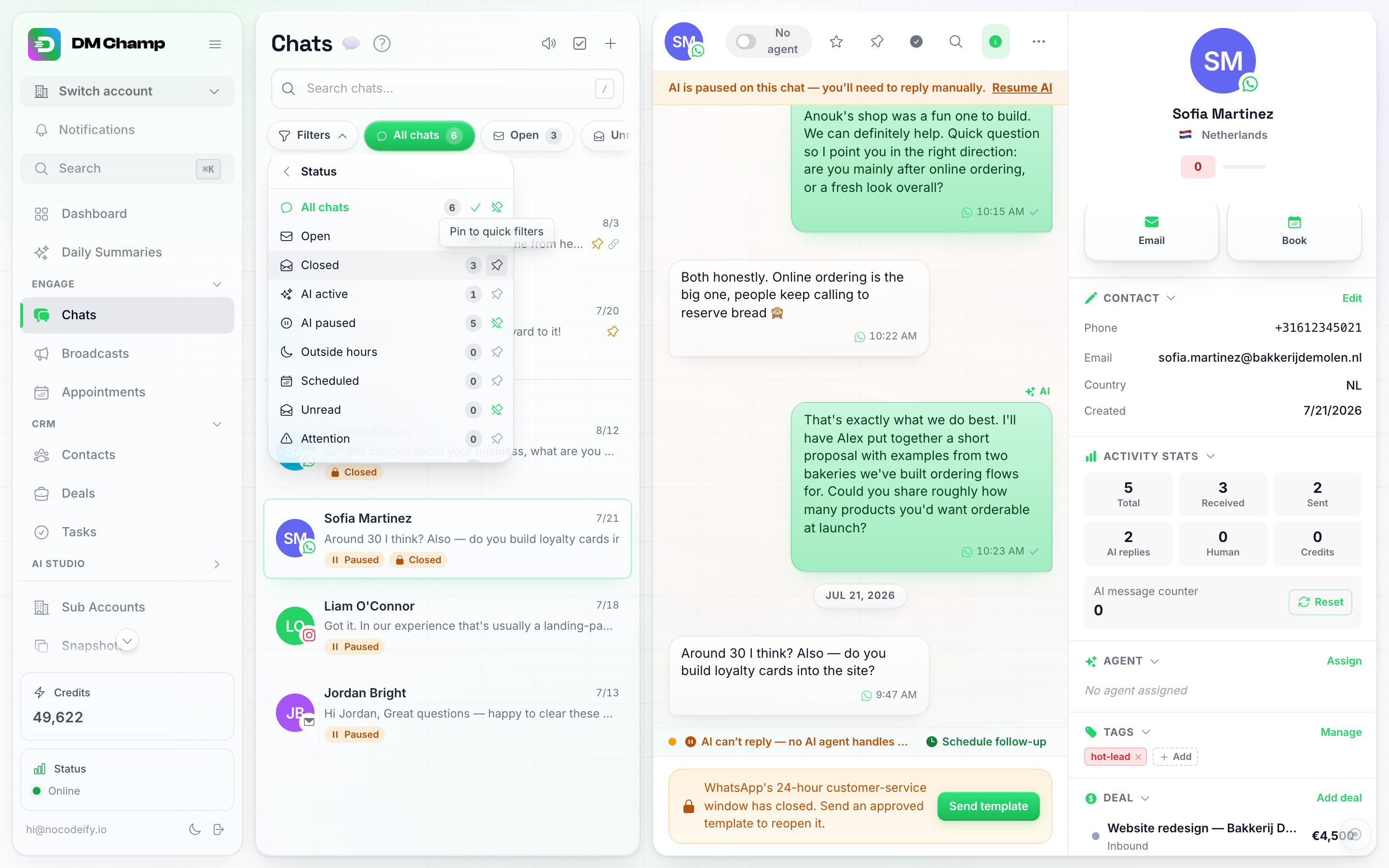 O painel de Filtros detalhado na seção Status, listando Todas as conversas, Abertas, Fechadas, IA ativa, IA pausada, Fora do horário, Agendado, Não lidas e Atenção com uma contagem em cada e um ícone de alfinete no final de cada linha, com a dica de ferramenta Fixar nos filtros rápidos aparecendo