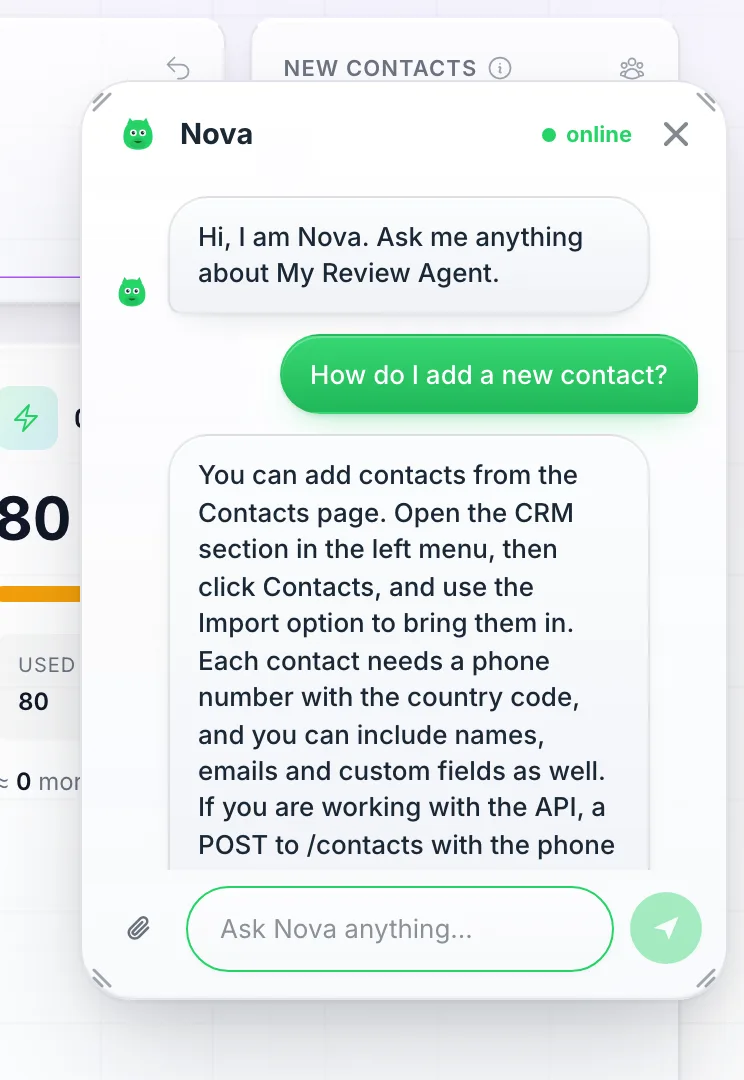 El panel del asistente abierto en el panel de control de un cliente: encabezado Nova con una mascota de búho y un punto de conexión, la pregunta del cliente ¿Cómo añado un nuevo contacto?, la respuesta con indicaciones hacia CRM y luego Contactos y una oferta para abrir la página de Contactos, y el campo de entrada Pregúntale cualquier cosa a Nova