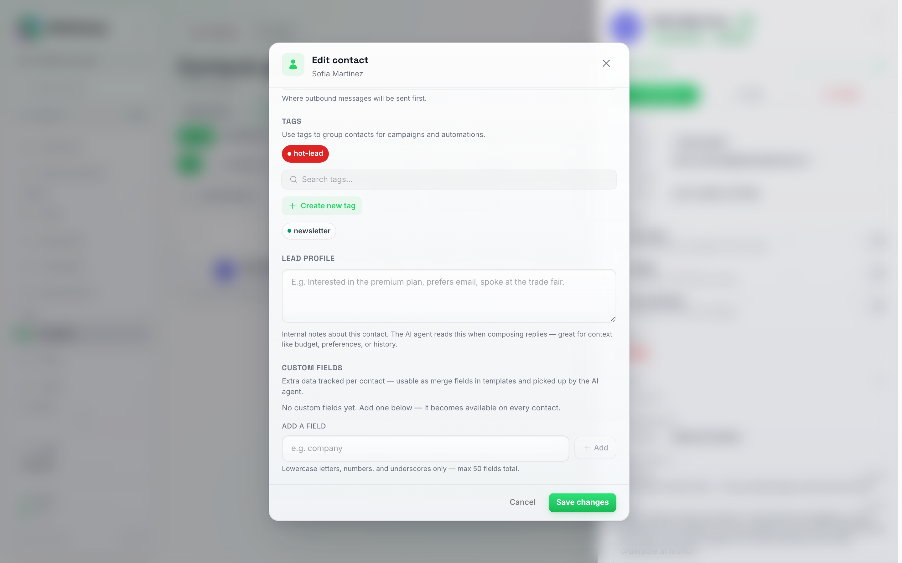Le formulaire de modification d'un contact défilé jusqu'à la section Champs personnalisés, montrant le champ de saisie et le bouton Ajouter un champ