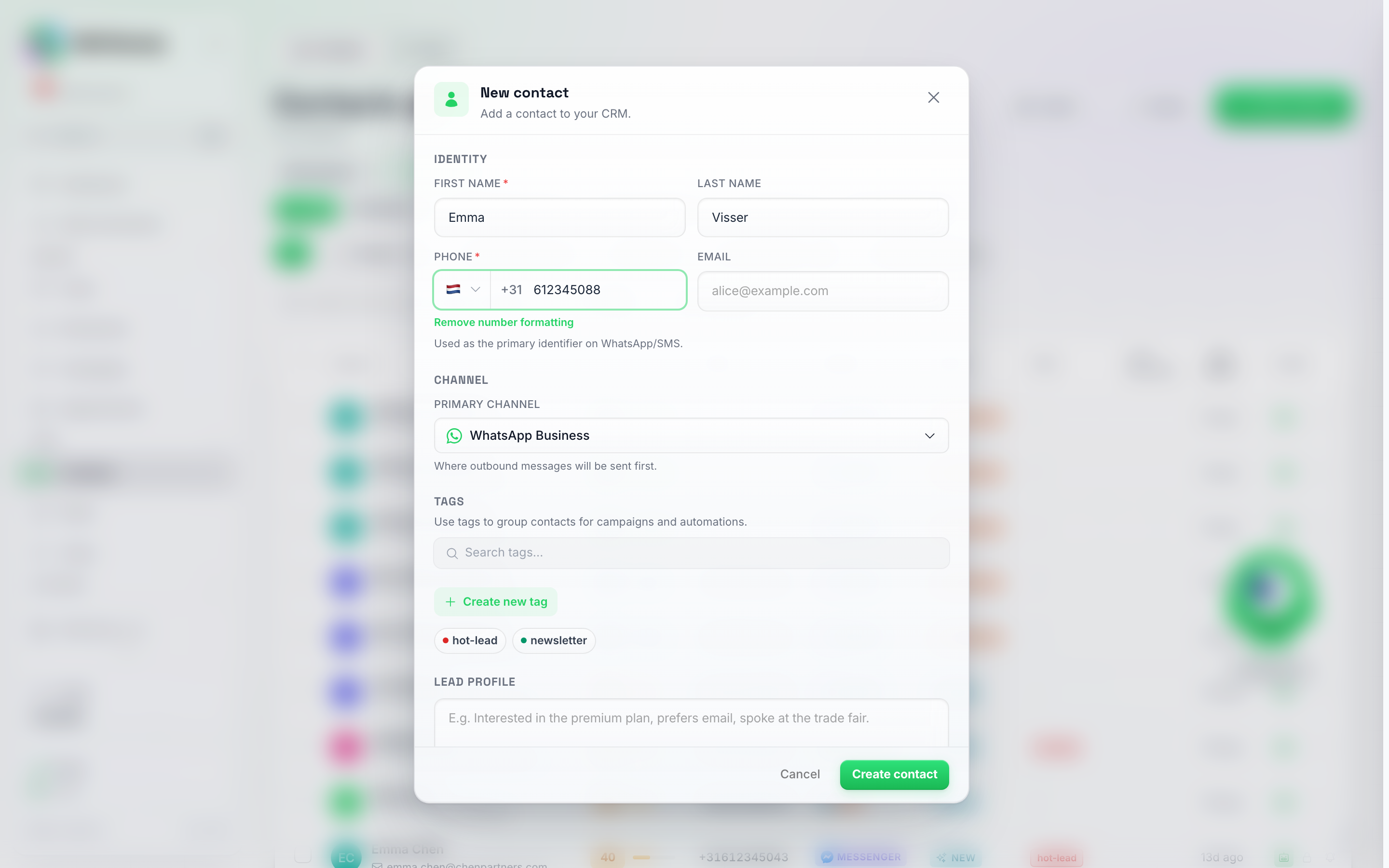 La fenêtre modale Nouveau contact remplie avec un prénom, un nom et un numéro de téléphone néerlandais, avec le bouton Créer un contact désormais vert et cliquable
