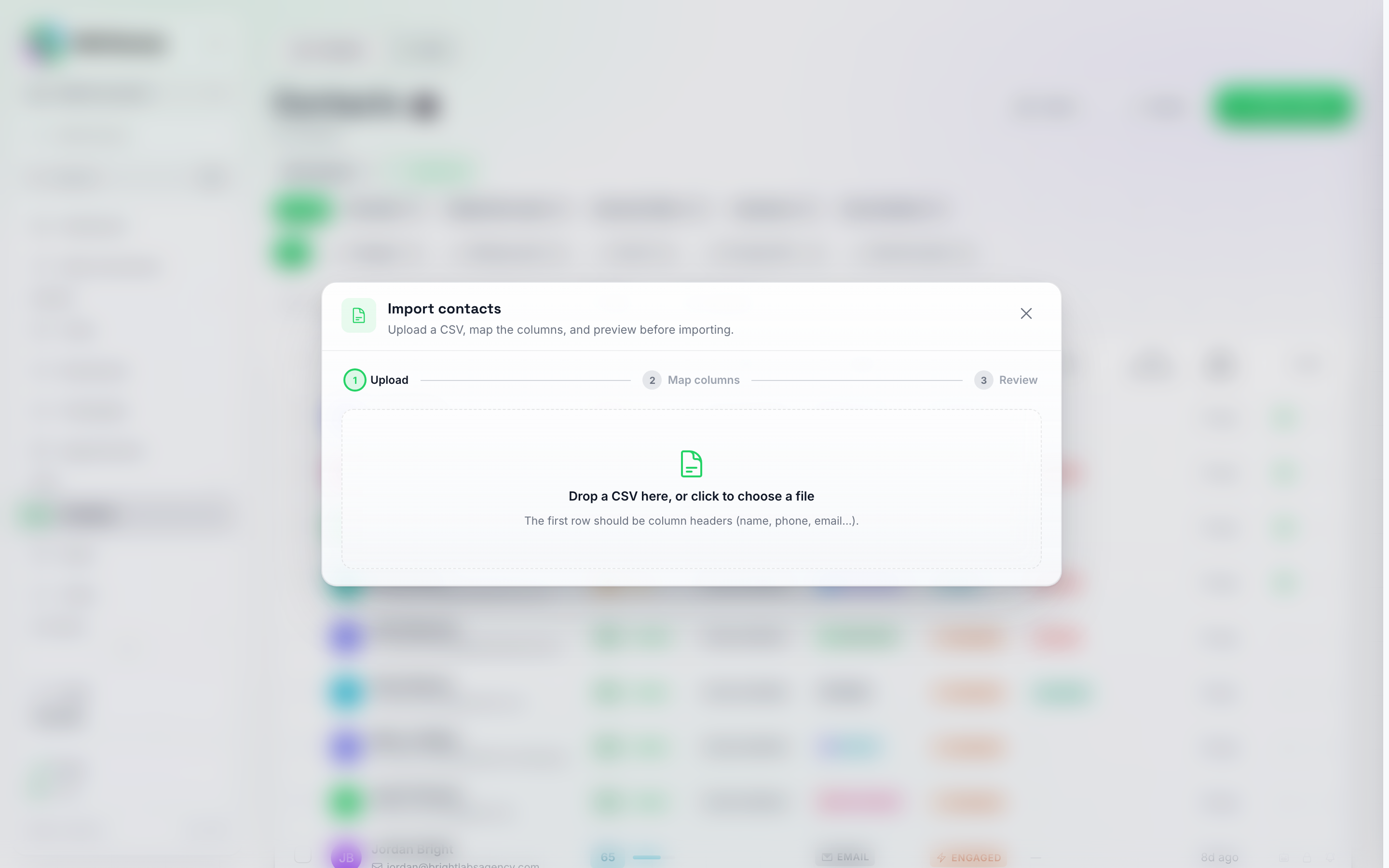 Guiden til import af kontakter på trinnet Upload, der viser dropzonen til CSV-filer