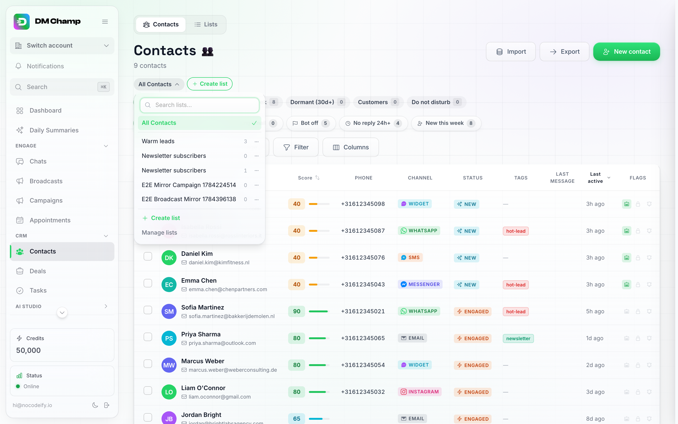 القائمة المنسدلة لمنتقي قائمة جهات الاتصال مفتوحة في صفحة جهات الاتصال، وتظهر كل قائمة مع عدد أعضائها