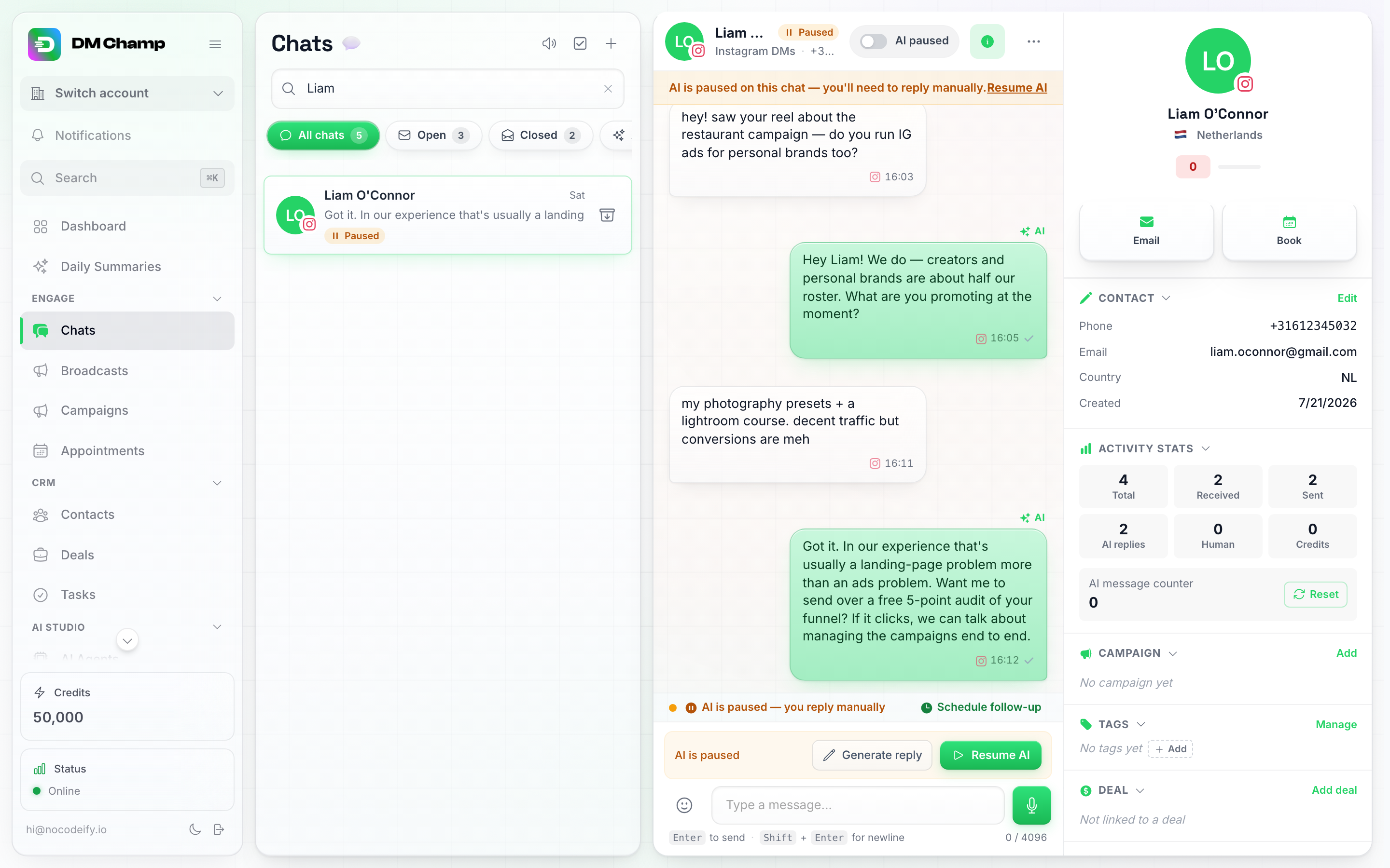 Una conversación de DM de Instagram abierta en Chats, que muestra la insignia de canal 'Instagram DMs' debajo del nombre del contacto, el historial de mensajes y el panel lateral del contacto con país, correo electrónico y estadísticas de actividad
