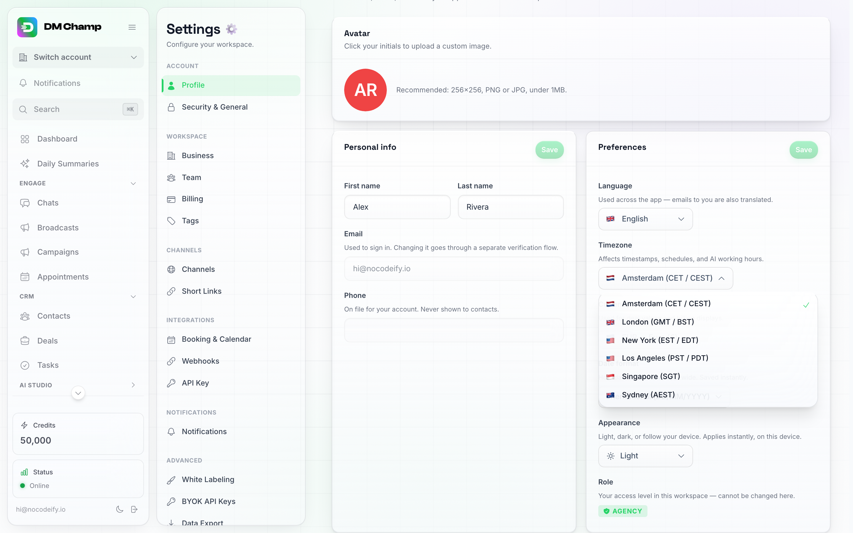 Dropdown Zona Waktu terbuka di kartu Preferensi, mencantumkan Amsterdam, London, New York, dan lainnya