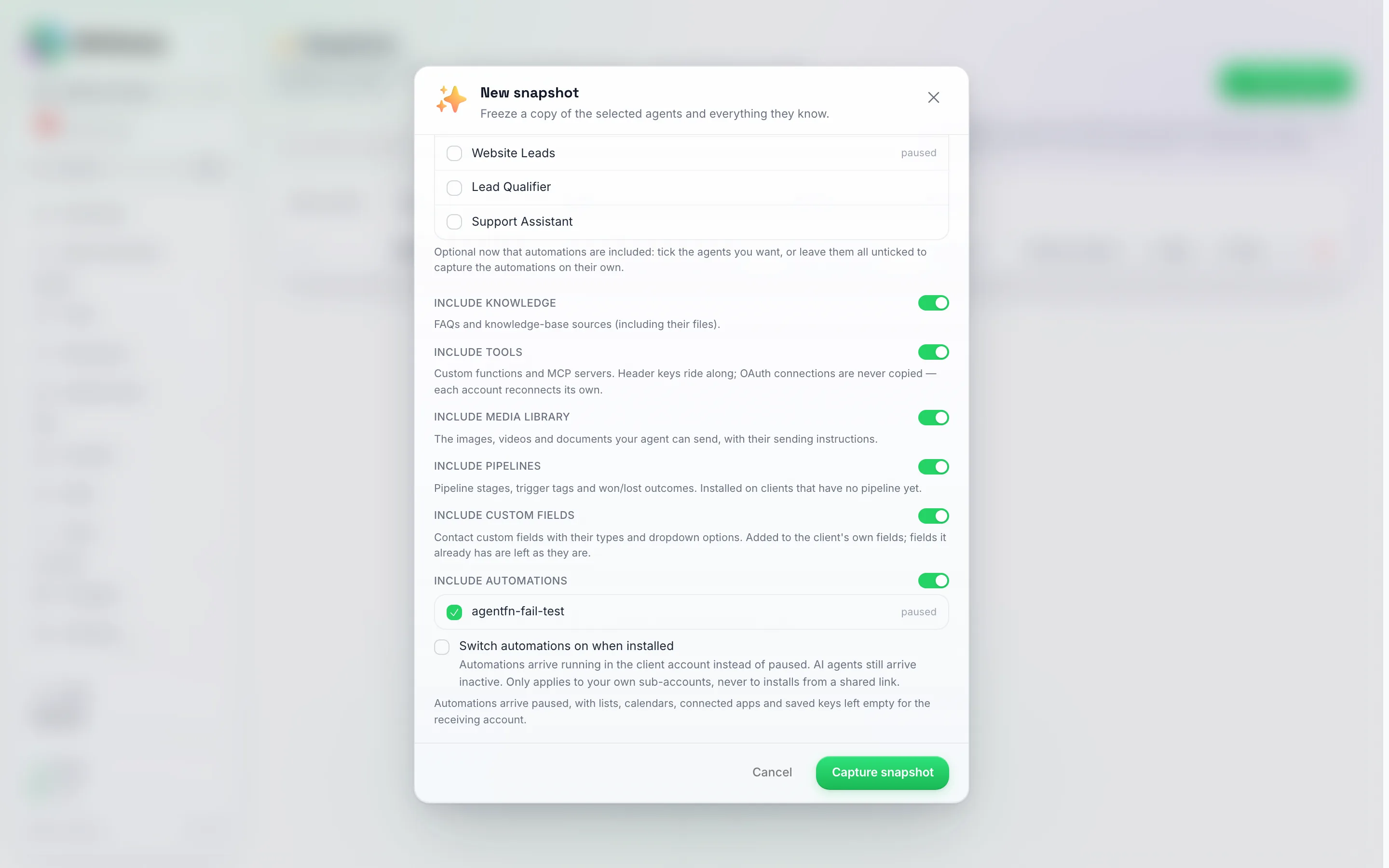 Vinduet Nyt snapshot rullet ned til sine kontakter: slutningen af agentlisten, derefter Inkluder viden, Inkluder værktøjer, Inkluder mediebibliotek, Inkluder pipelines, Inkluder brugerdefinerede felter og Inkluder automatiseringer alle aktiveret, én automatisering markeret, og Slå automatiseringer til ved installation nedenunder
