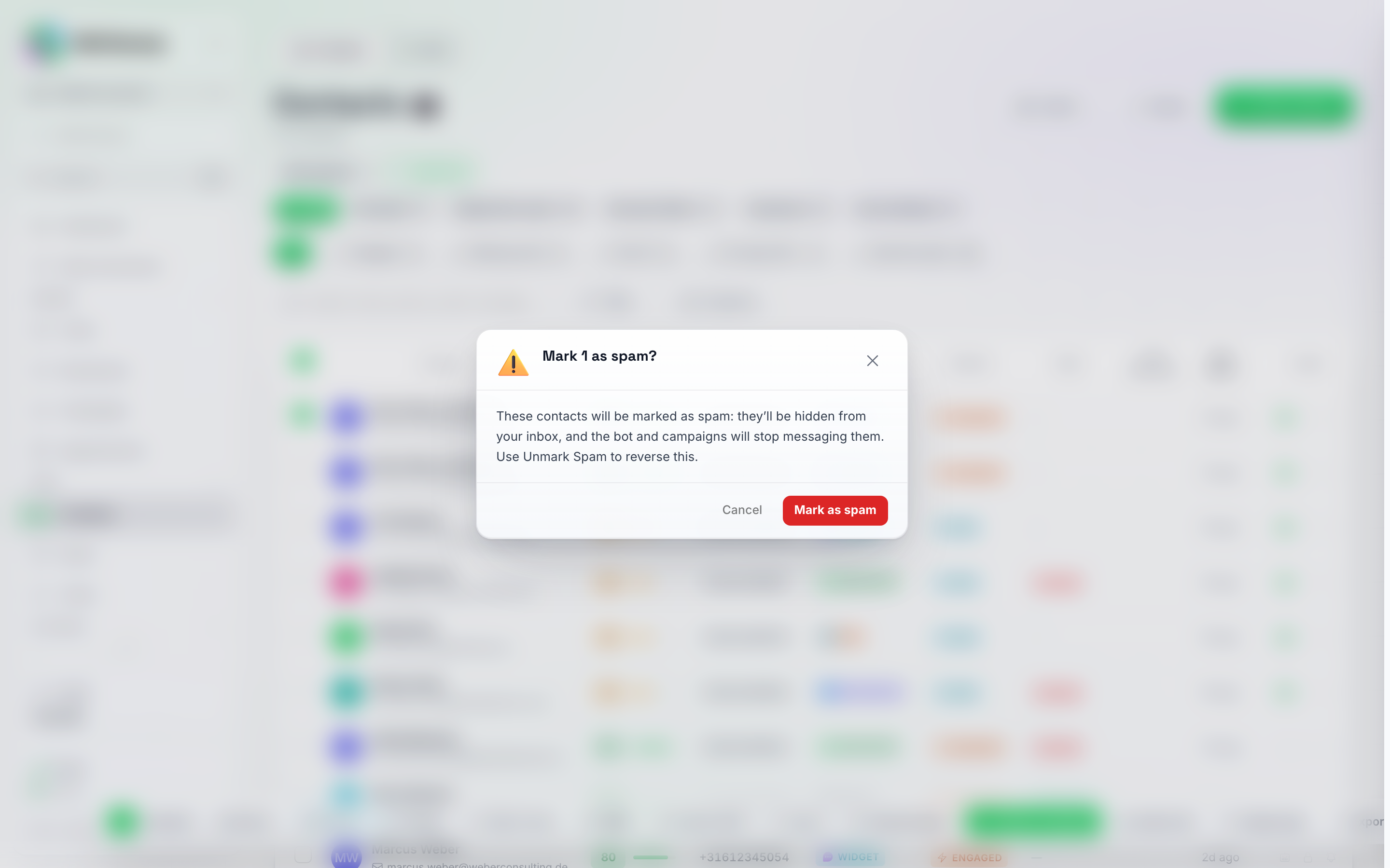 Bekræftelsesdialogboksen 'Markér 1 som spam?', der forklarer, at kontakten vil blive skjult fra indbakken, og at botten og kampagner stopper med at sende beskeder til dem
