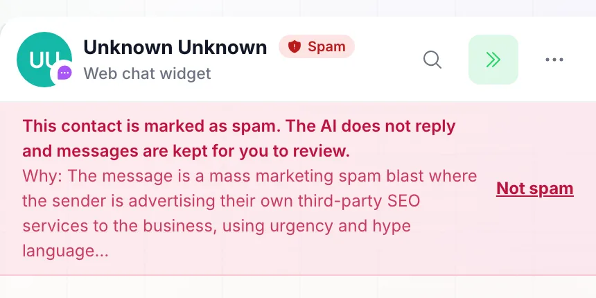 Toppen af en chat med en kontakt markeret som spam: en rød Spam-pille ved siden af kontaktnavnet og et rødt banner, der angiver, at kontakten er markeret som spam, AI'en svarer ikke, og beskeder gemmes til gennemgang, med årsagen og en Ikke spam-knap