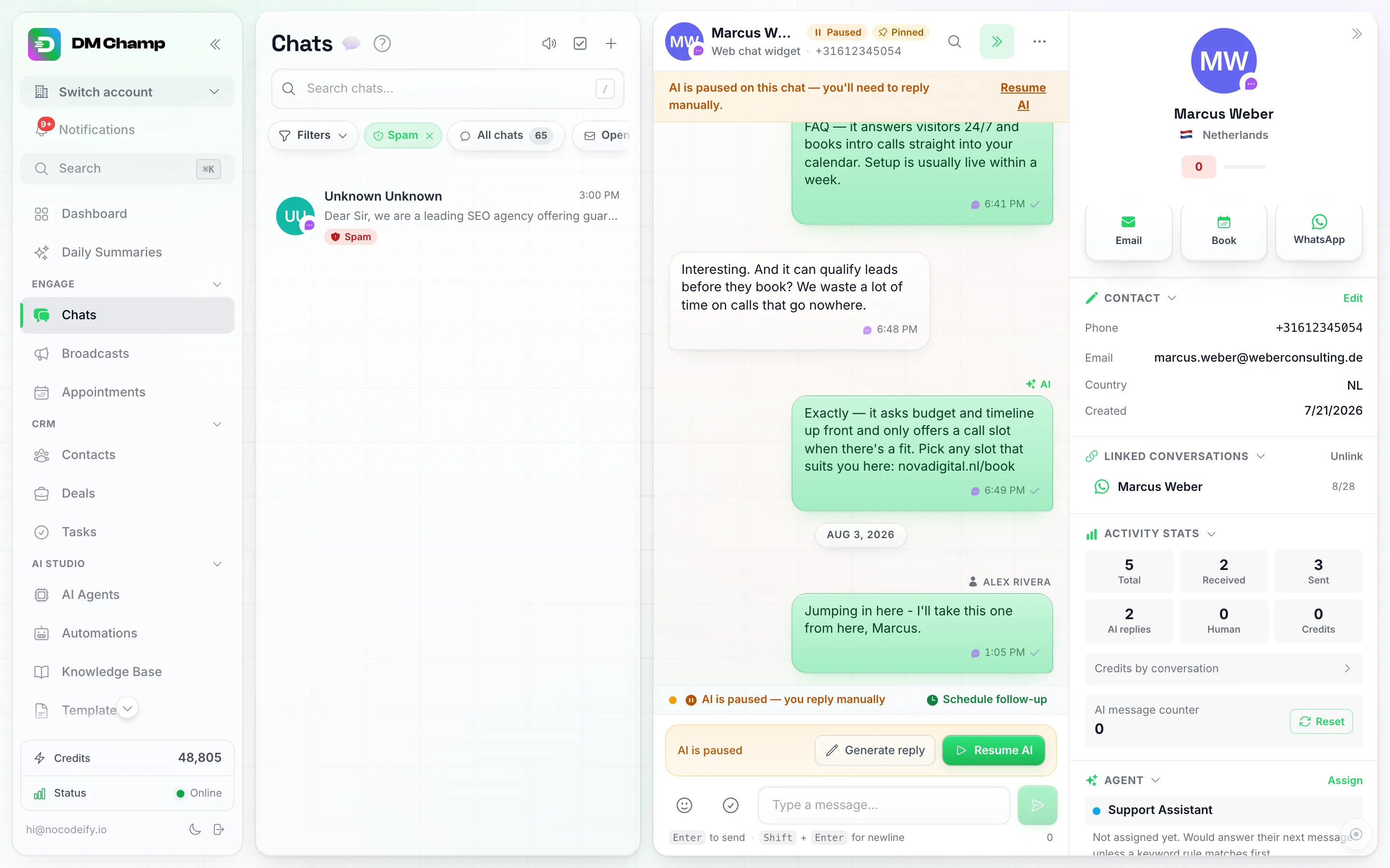 Chatlisten filtreret til Spam-status, der viser en Spam-filterchip øverst og en fanget chat med en rød Spam-pille