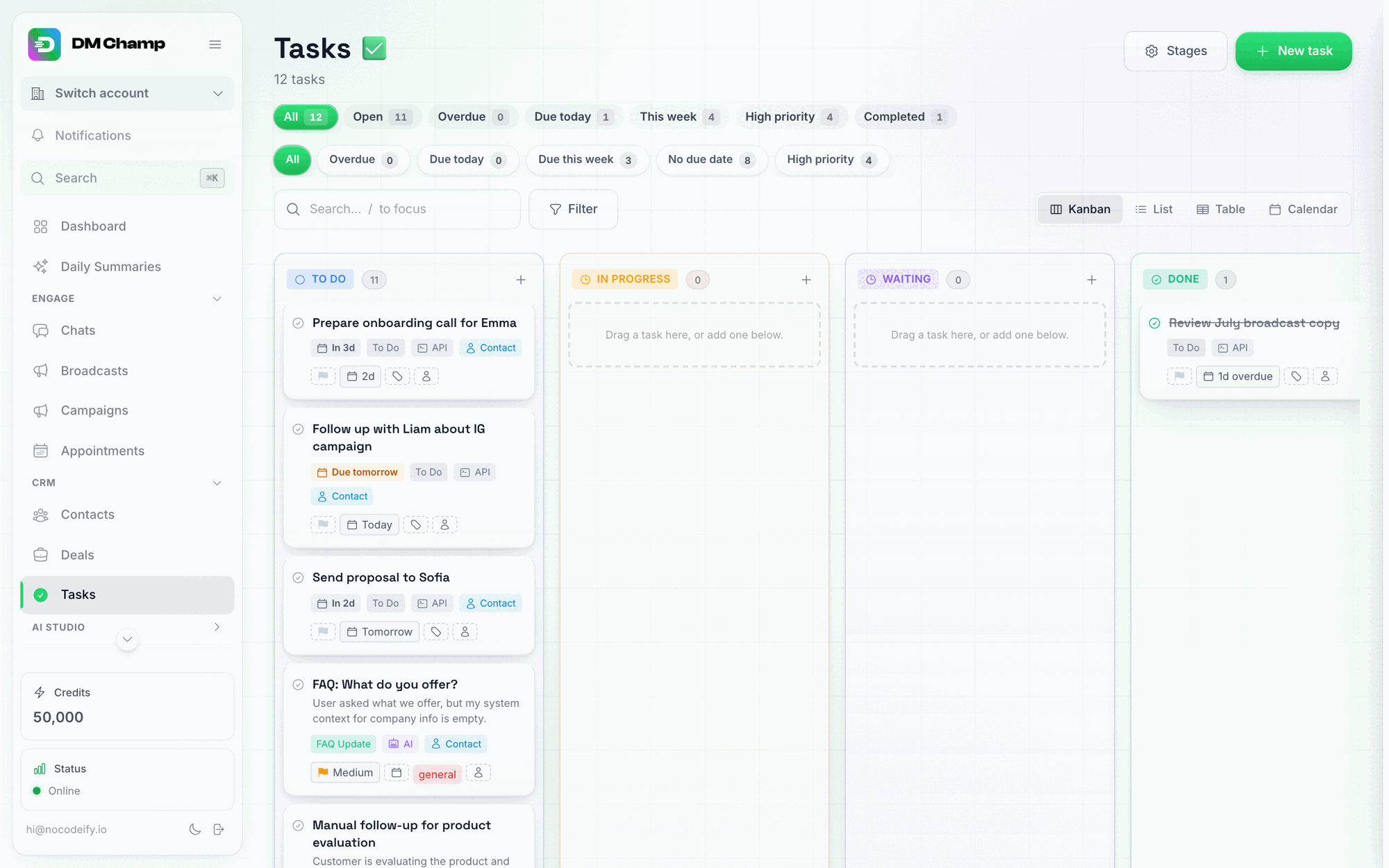 La página de Tareas en v2, mostrando un tablero kanban con chips de vistas guardadas, chips de filtros inteligentes y un selector de vista Kanban/Lista/Tabla/Calendario sobre las columnas
