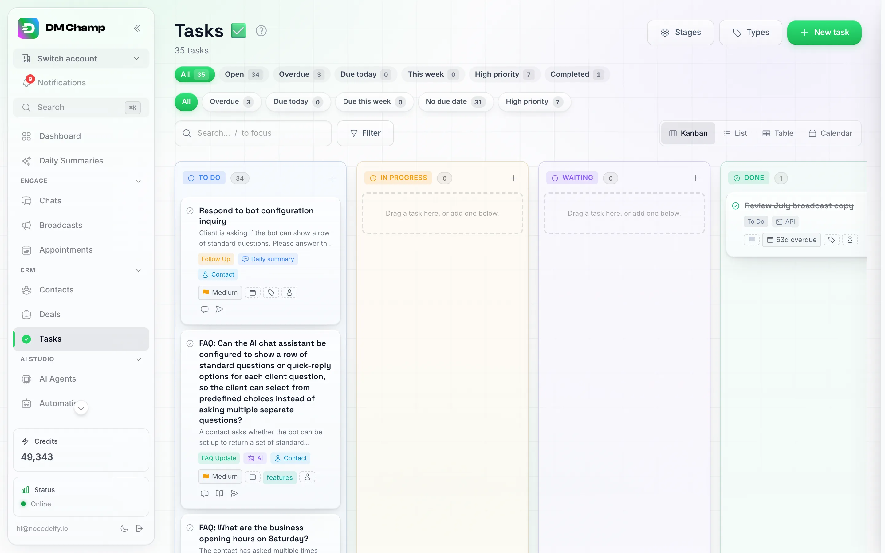 El tablero kanban de Tareas, que muestra chips de vistas guardadas, chips de filtros inteligentes, un selector de vista Kanban/Lista/Tabla/Calendario y tarjetas que contienen su título completo, sus etiquetas y una fila de acciones rápidas en la parte inferior