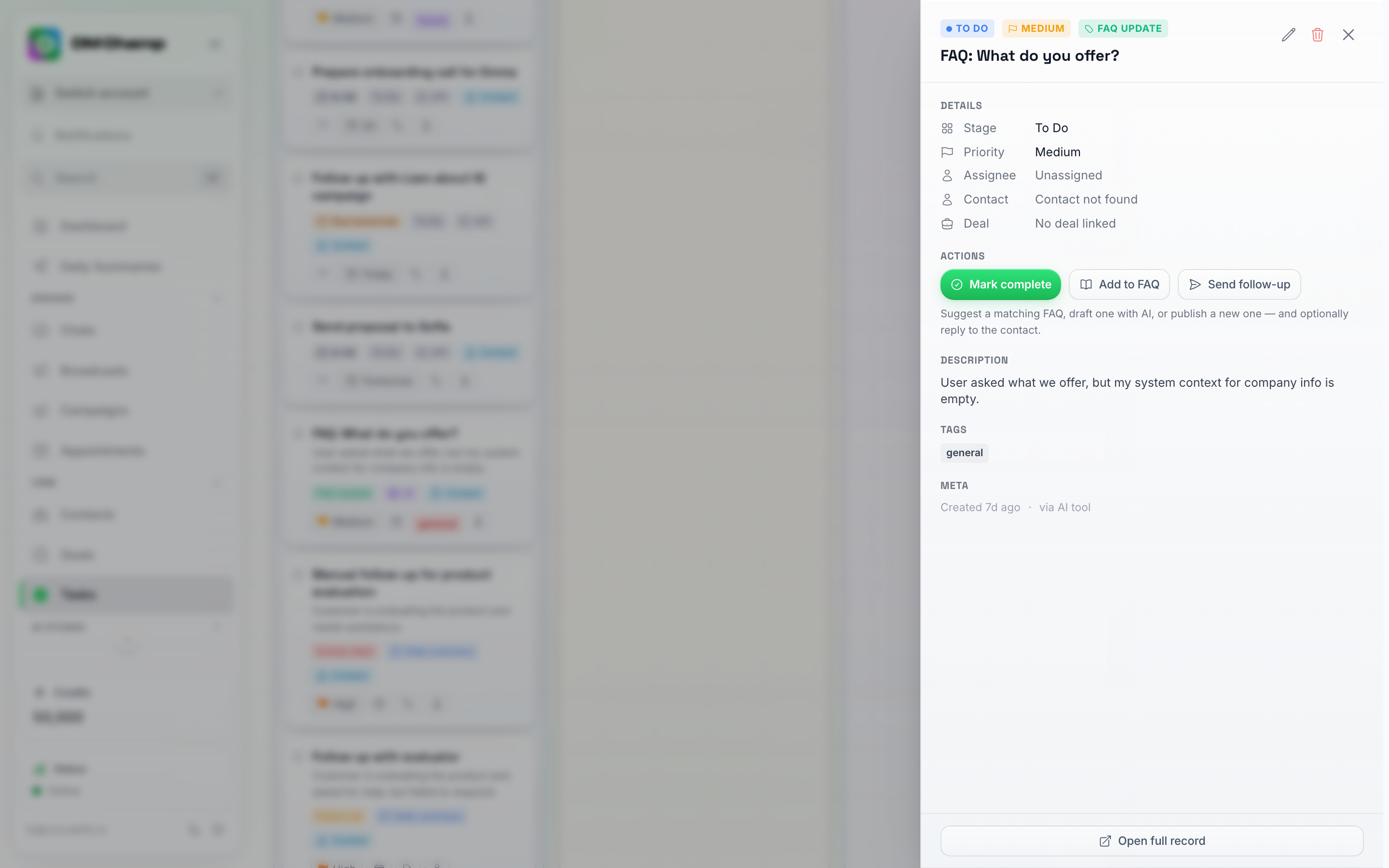 Un panel de detalles de tarea de Actualización de FAQ mostrando la pregunta, etapa, prioridad y acciones de Marcar como completa / Añadir a FAQ / Enviar seguimiento