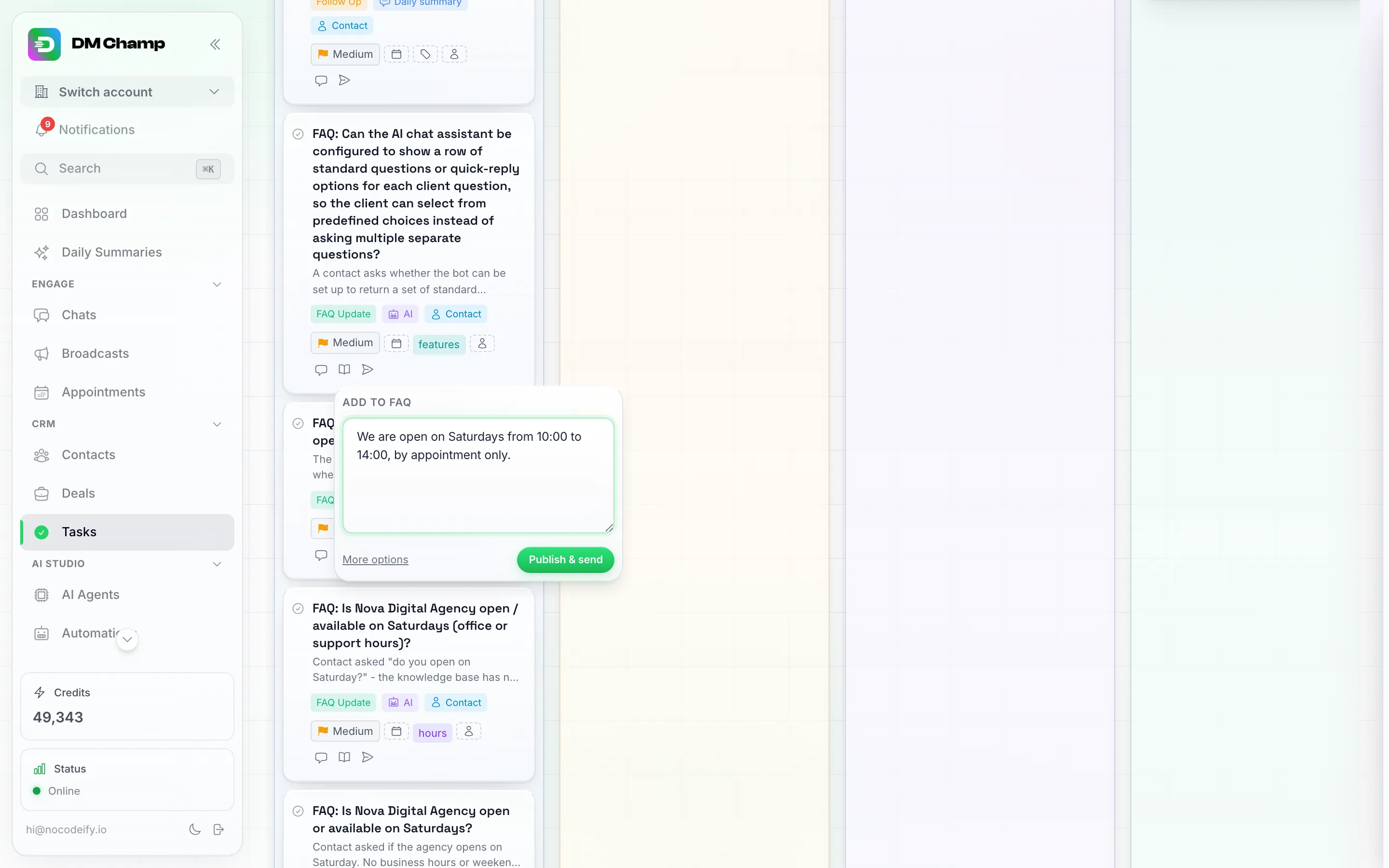 El popover de Añadir a FAQ abierto en una tarjeta de tablero, con una respuesta escrita en el campo de Respuesta, Más opciones a la izquierda y el botón de Publicar & enviar a la derecha