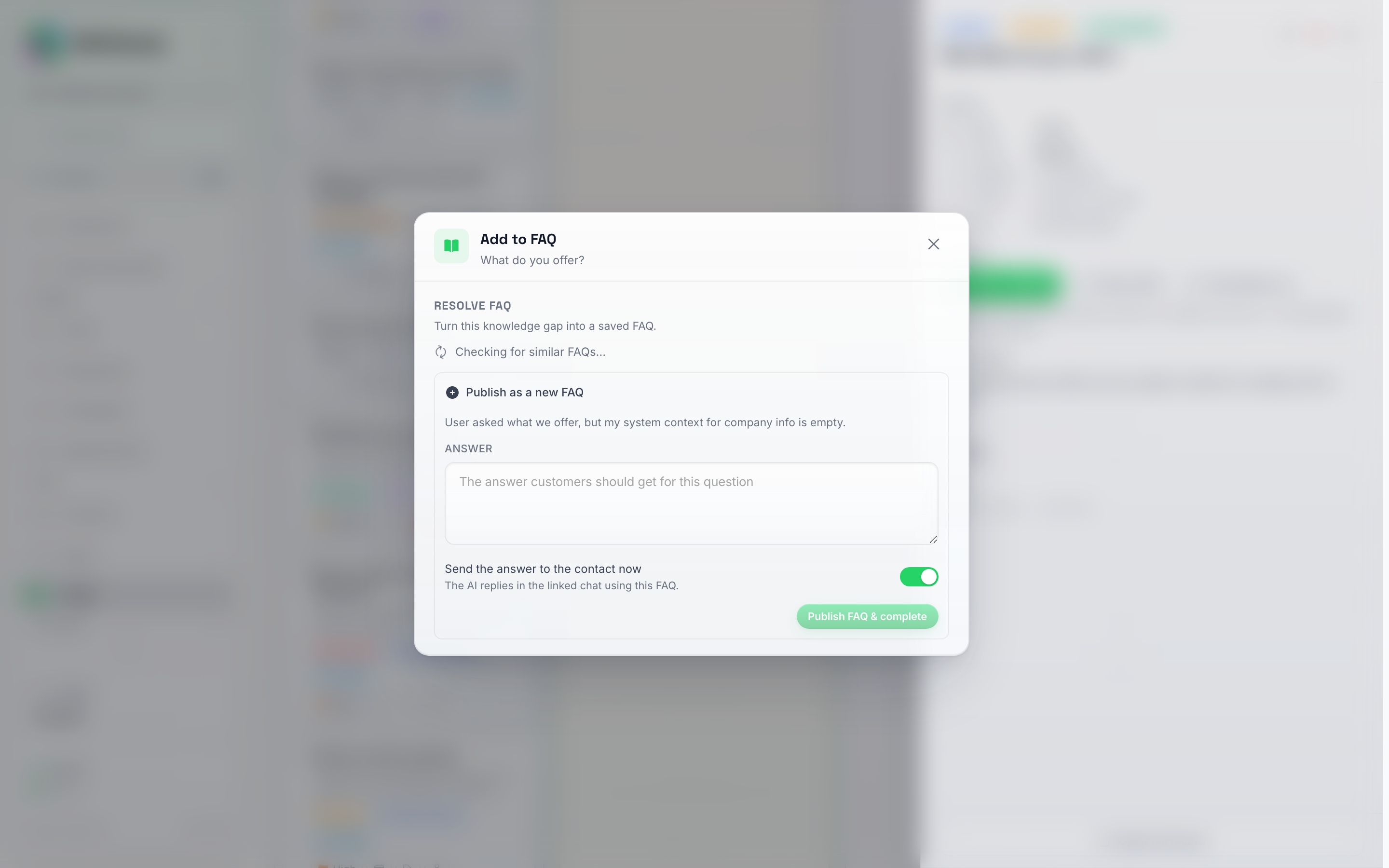 El cuadro de diálogo Resolver pregunta frecuente abierto desde una tarea de Actualización de pregunta frecuente, que muestra la sección Publicar como una nueva pregunta frecuente con un campo de Respuesta y el interruptor Enviar la respuesta al contacto ahora activado