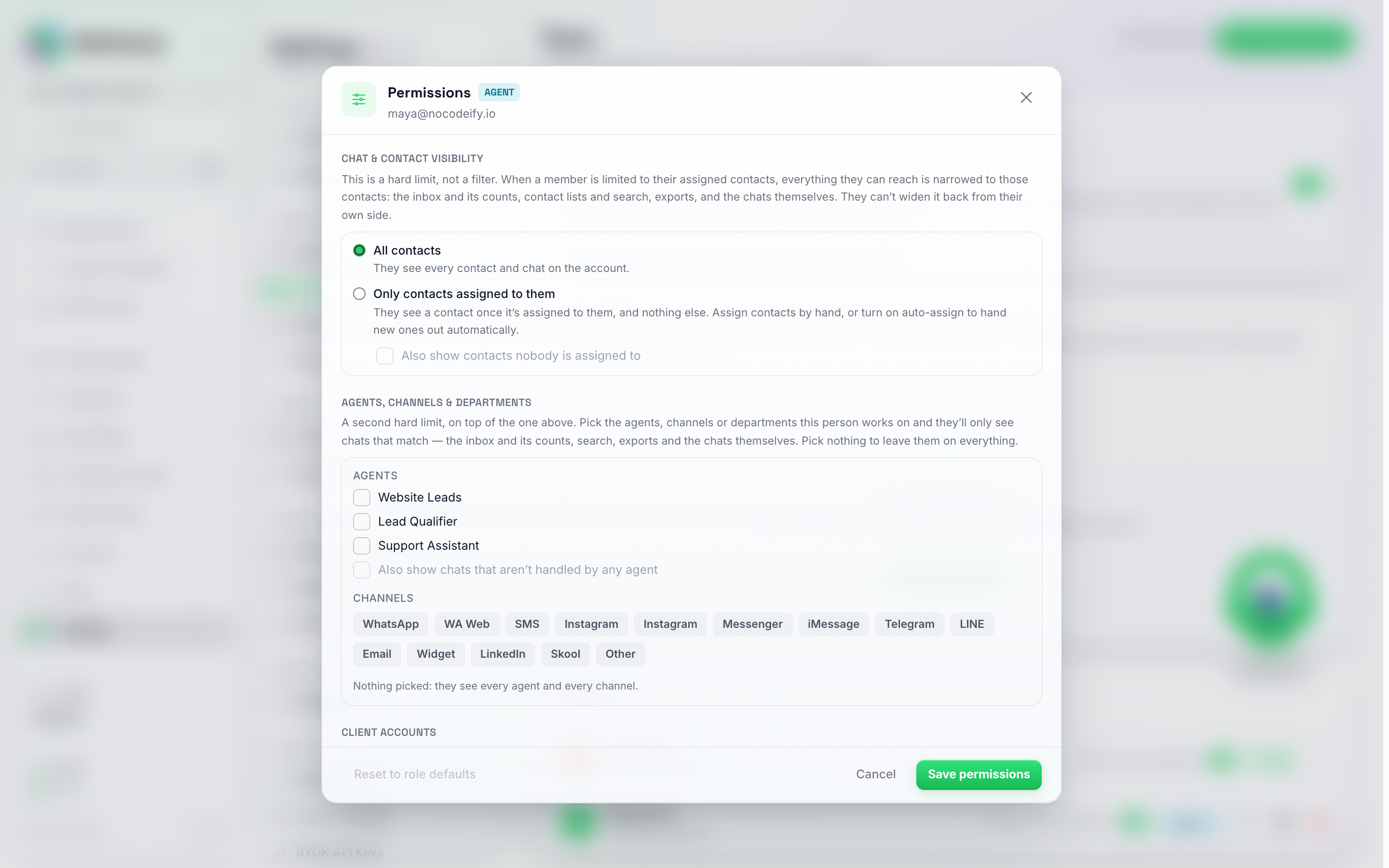 De Rechten-editor geopend voor een teamlid met de rol Agent, met een sectie Chat- en contactzichtbaarheid met Alle contacten en Alleen aan hen toegewezen contacten, gevolgd door een sectie Agenten, kanalen en afdelingen met de agenten van het account als selectievakjes en de kanalen als chips, met onderaan de opties Terugzetten naar standaardwaarden voor rol, Annuleren en Rechten opslaan