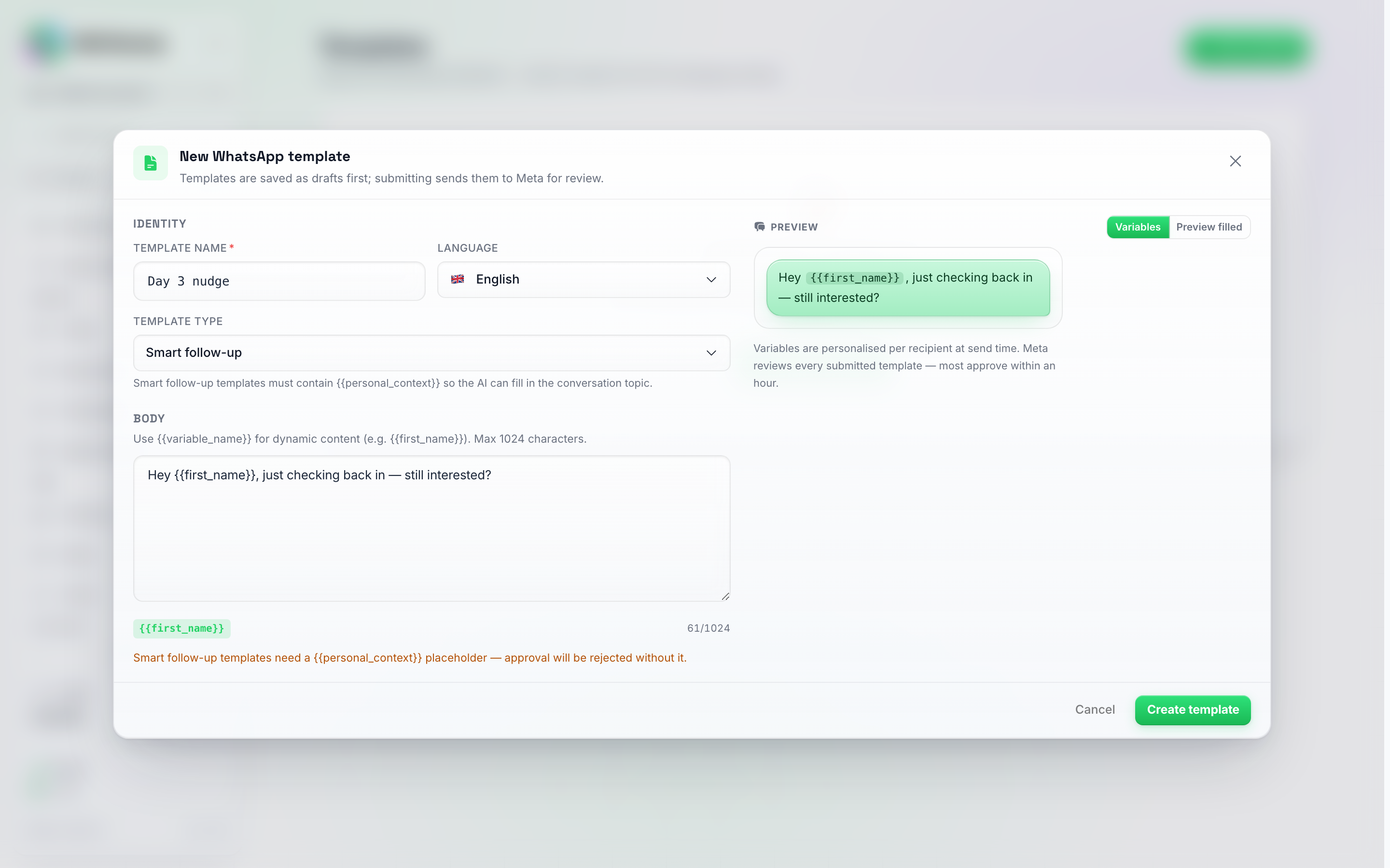 نافذة قالب WhatsApp الجديد المنبثقة مع ضبط نوع القالب على متابعة ذكية، مما يظهر ملاحظة المتطلبات أسفل القائمة المنسدلة وتحذيراً باللون الكهرماني أسفل حقل النص لأن الرسالة تفتقد إلى العنصر النائب personal_context