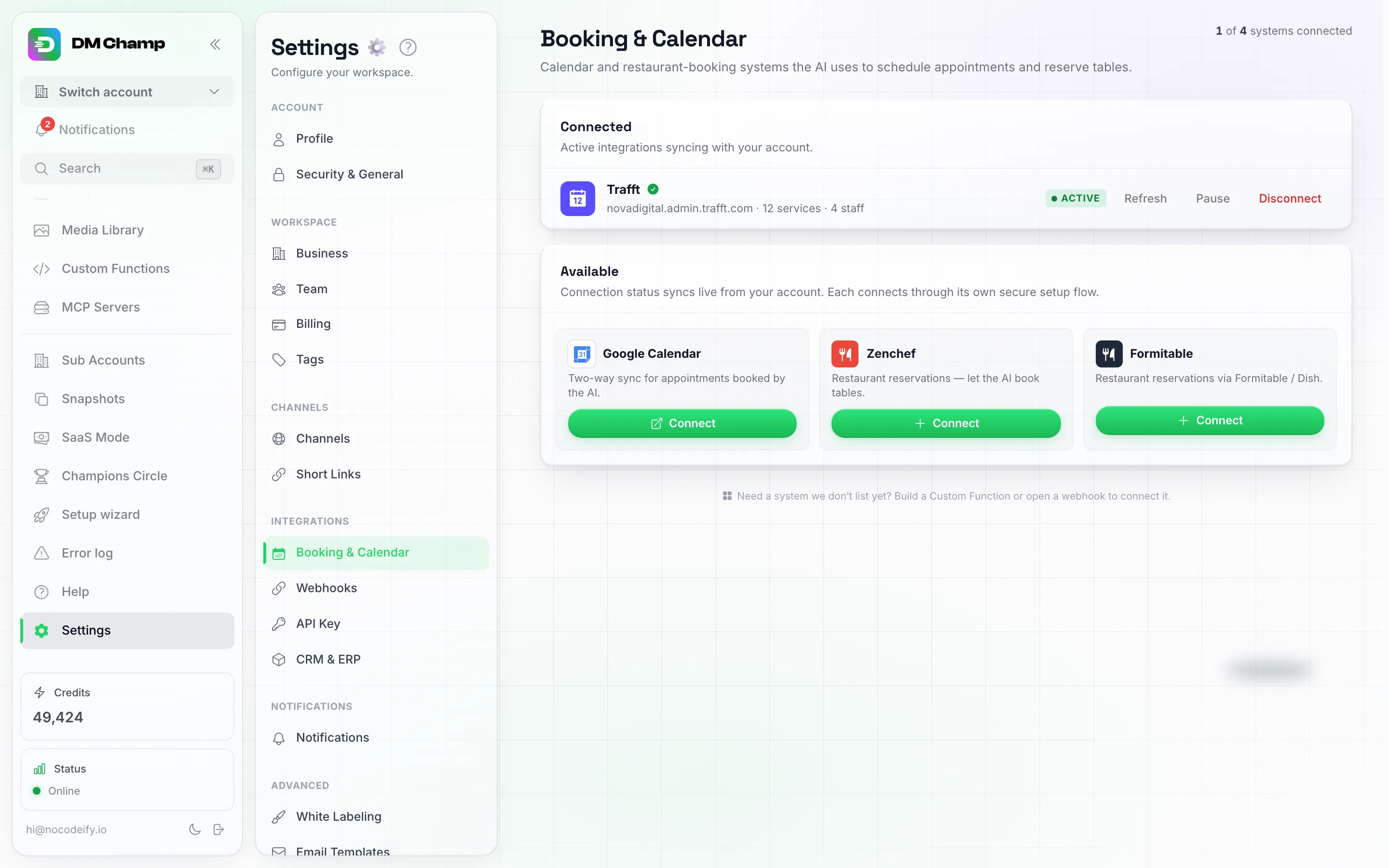 La página de configuración de Reservas y Calendario con Trafft en Conectado, mostrando la dirección de la empresa, los recuentos de servicios y personal, una insignia de Activo y los botones Actualizar, Pausar y Desconectar