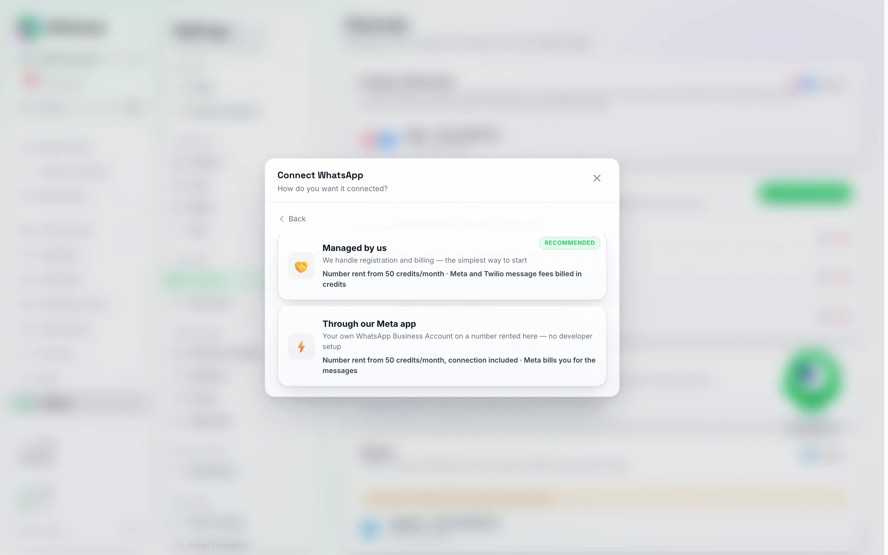 Connect WhatsApp-dialogen spørger Hvordan vil du have den forbundet, med mulighederne Administreret af os (markeret som Anbefalet) og Gennem vores Meta-app, hvor hver viser, hvad det koster pr. måned, og hvem der fakturerer beskederne