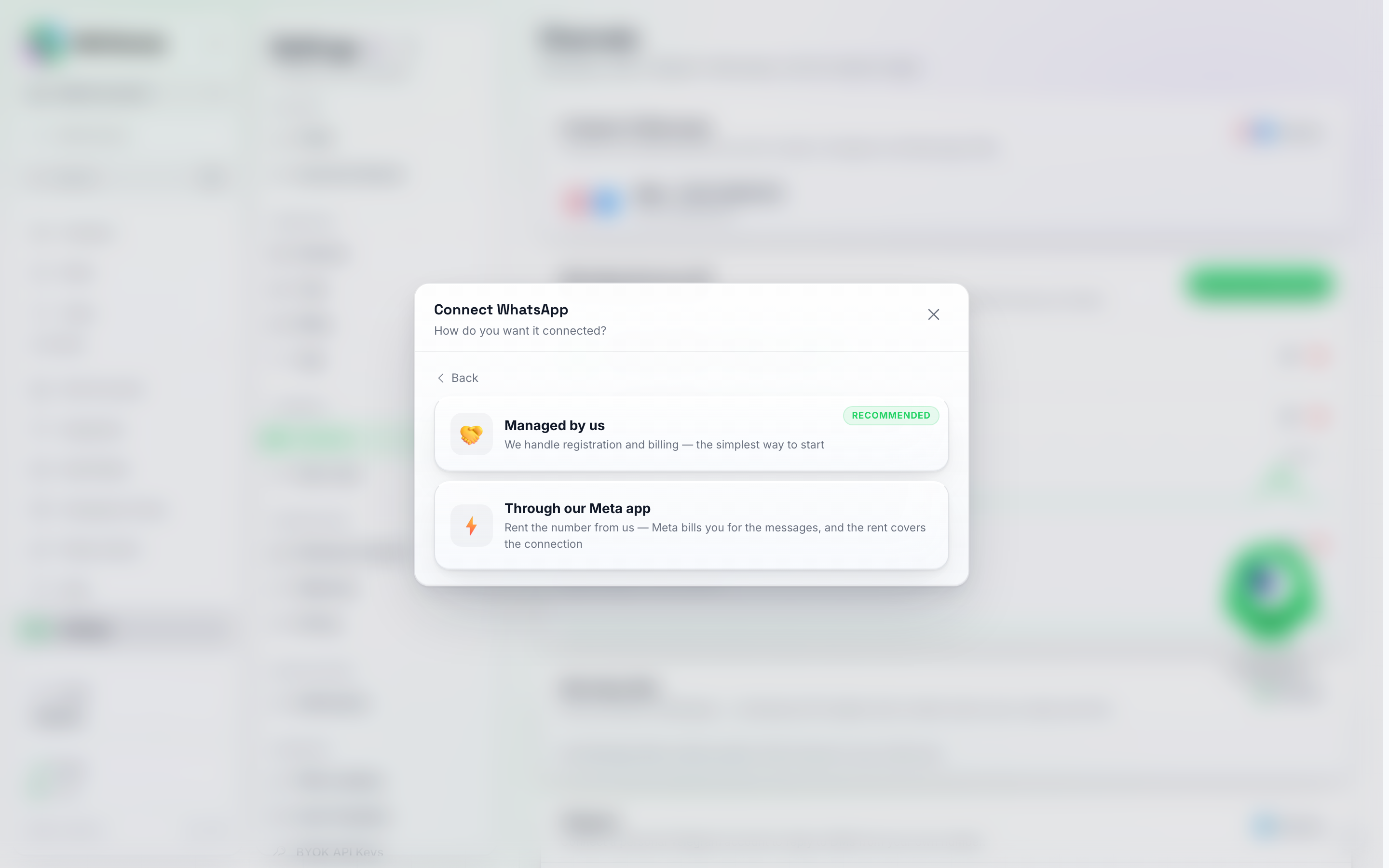 Dialogboksen Forbind WhatsApp, der spørger Hvordan vil du have det forbundet, med mulighederne Administreret af os (markeret som Anbefalet) og Gennem vores Meta-app