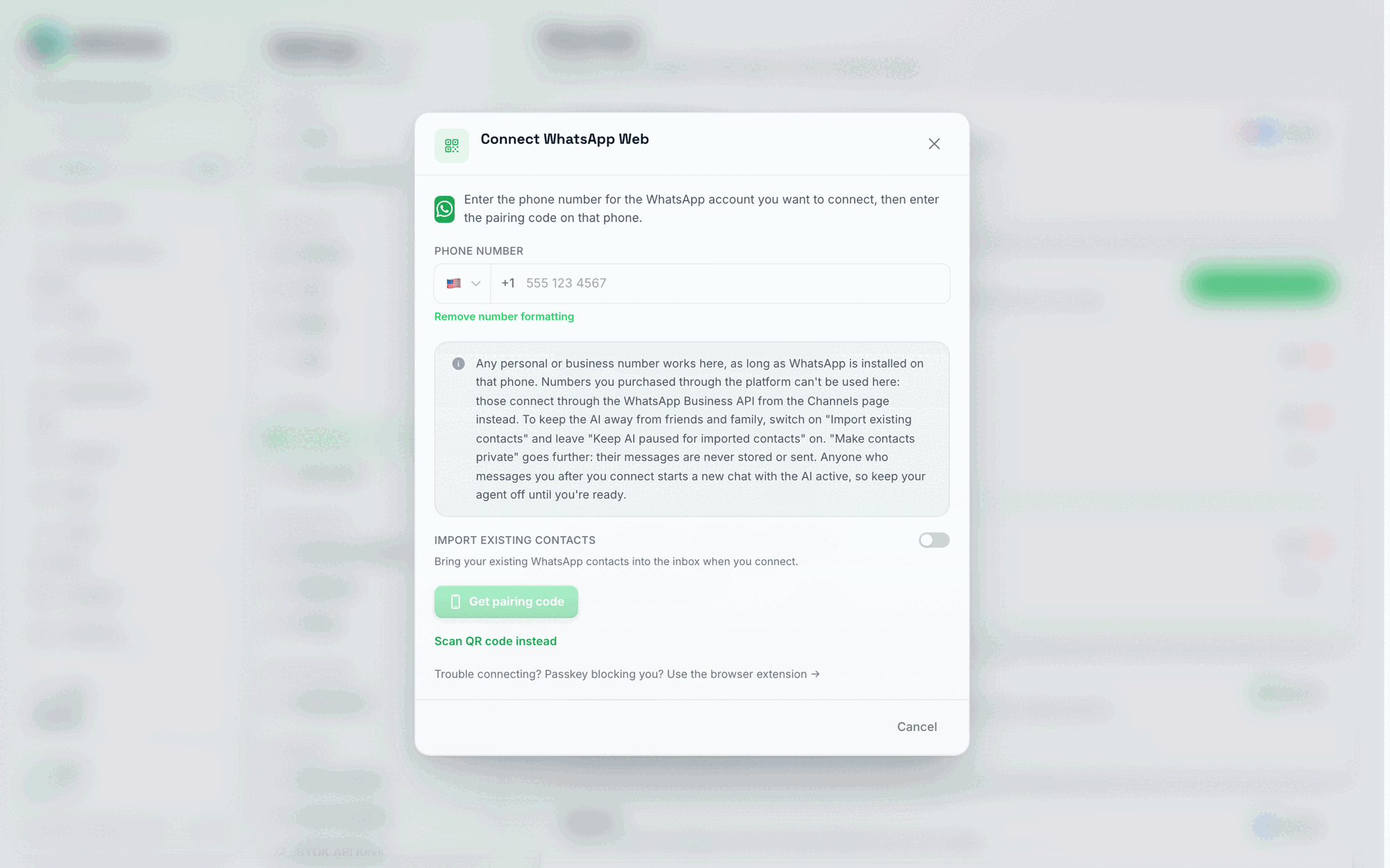 Den samme modal Forbind WhatsApp Web efter at have klikket på Forbind med telefonnummer i stedet — den primære knap hedder nu Hent parringskode, og linket nedenfor hedder Scan QR-kode i stedet