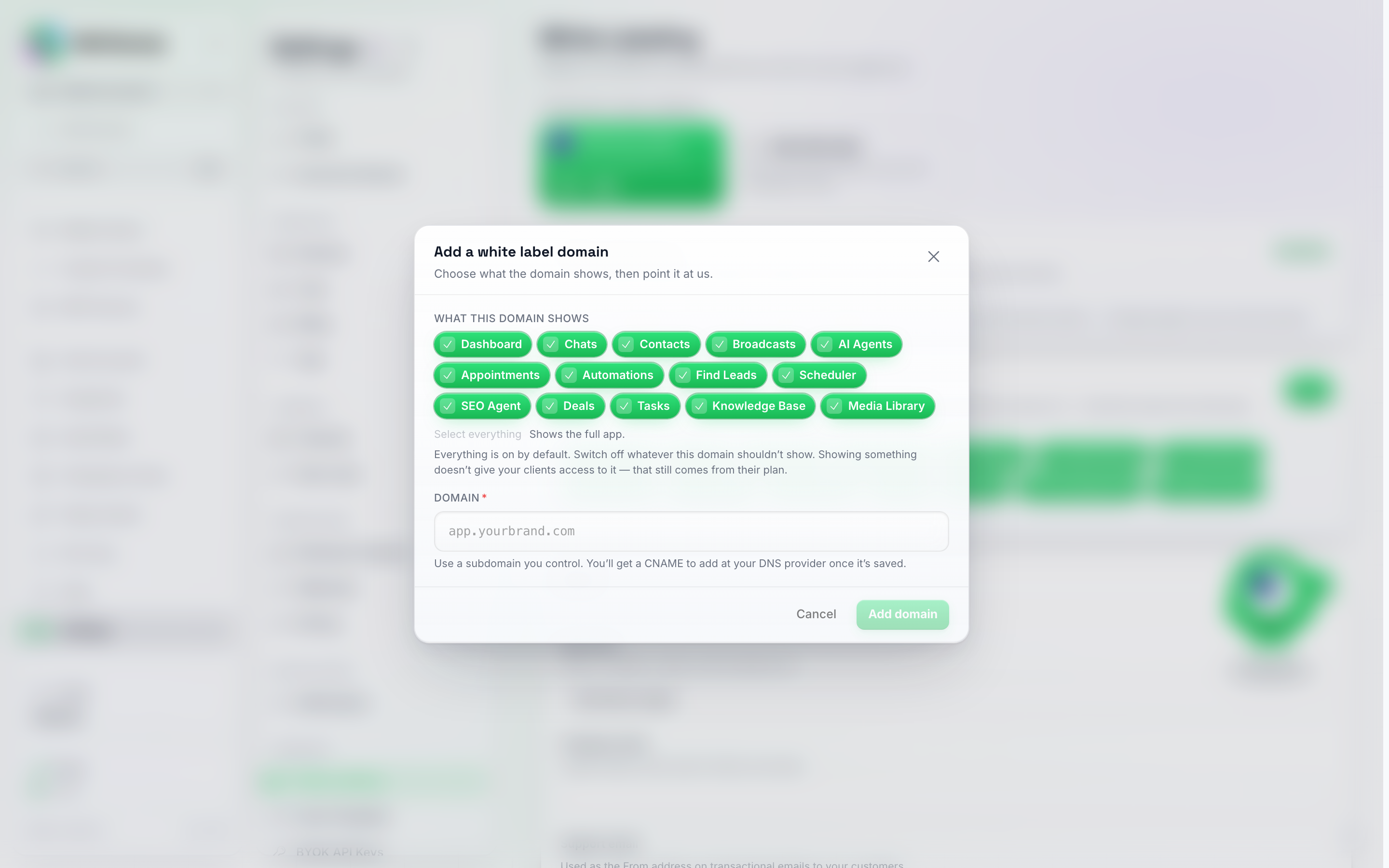 O modal Adicionar um domínio white label, com uma lista de áreas do aplicativo O que este domínio mostra, cada uma com uma caixa de seleção, e um campo de Domínio com um espaço reservado app.yourbrand.com