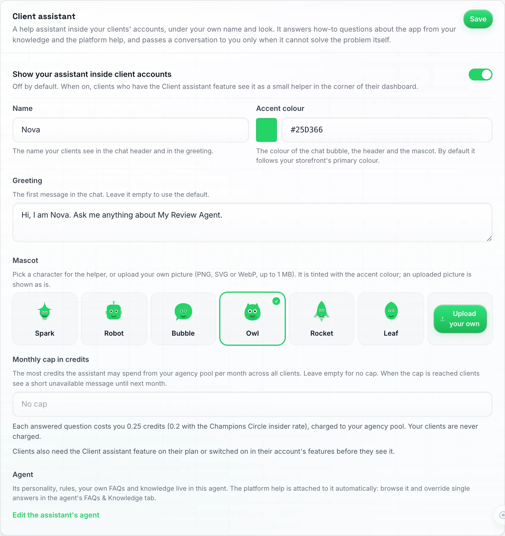 La tarjeta del asistente del cliente en White Labeling: el interruptor Mostrar su asistente dentro de las cuentas de cliente activado, Nombre establecido en Nova, color de acento, saludo, la fila de Mascota con Spark, Robot, Burbuja, Búho (seleccionado), Cohete, Hoja y un botón para subir la suya propia, el campo de límite mensual en créditos y el enlace Editar el agente del asistente