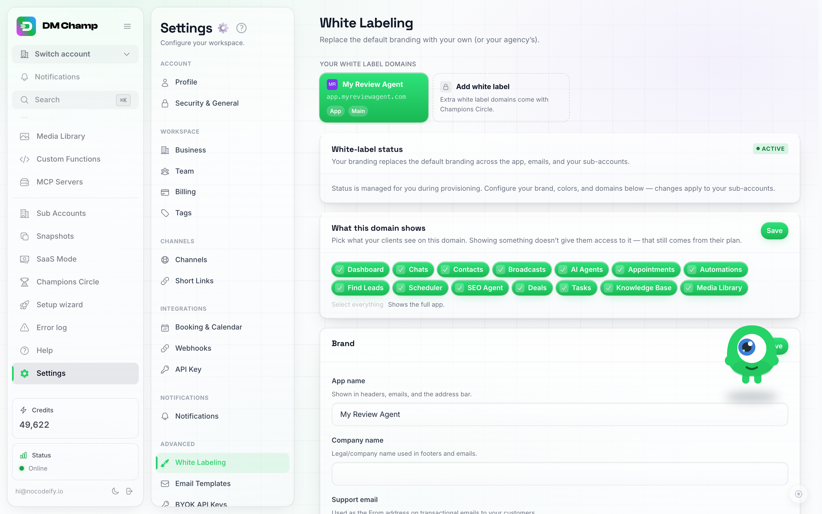 A página de White Label com um domínio selecionado, mostrando o cartão 'O que este domínio mostra': uma linha de chips de área marcados (Dashboard, Chats, Contatos, Transmissões e mais), um botão Salvar e a observação de que 'Selecionar tudo' mostra o aplicativo completo