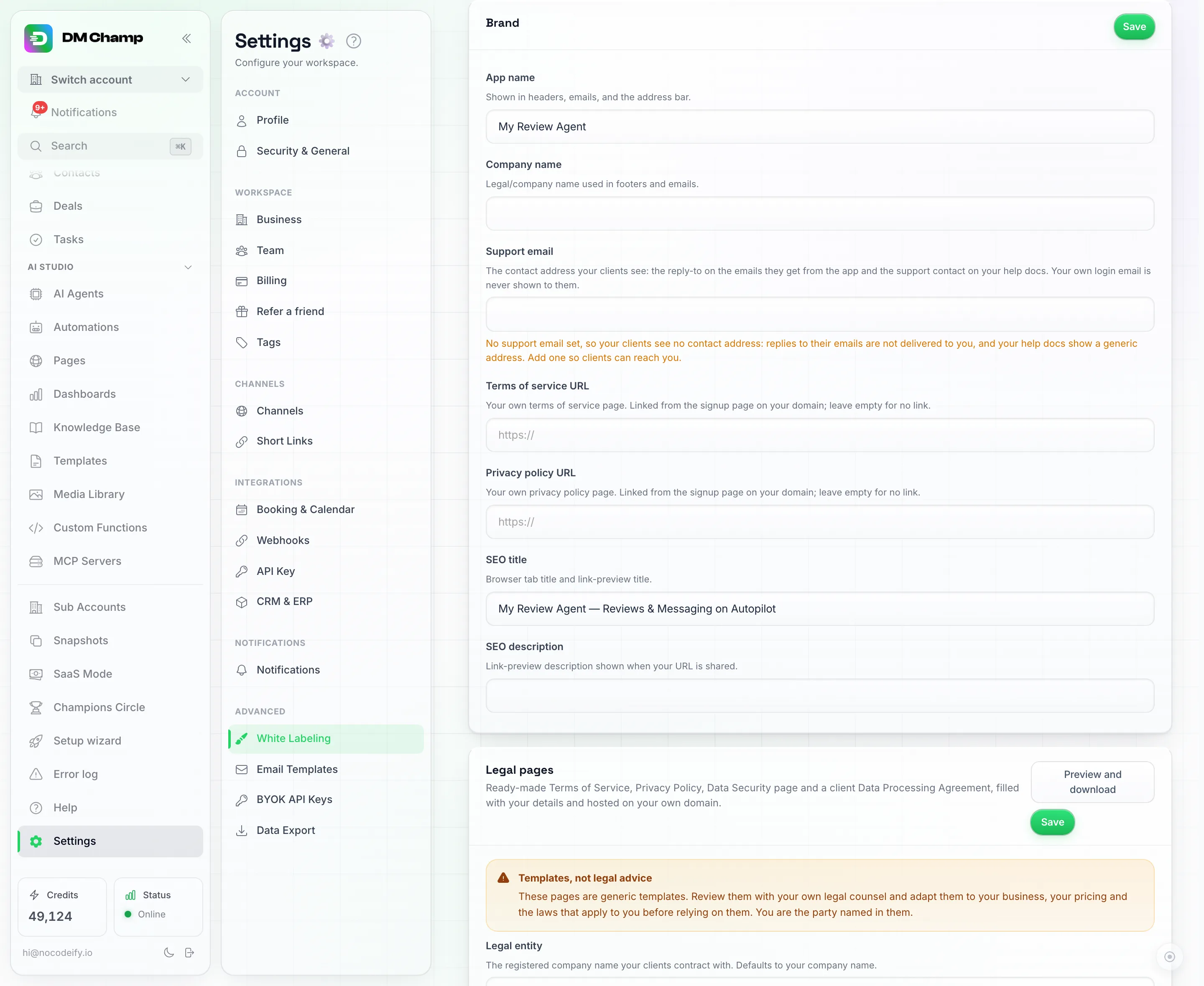 O cartão Marca no painel de configurações de White Label, com os campos Nome do aplicativo, Nome da empresa, E-mail de suporte (em branco, com um aviso laranja de que os clientes não veem nenhum endereço de contato), URL dos termos de serviço, URL da política de privacidade, Título de SEO e Descrição de SEO e um botão Salvar no cabeçalho do cartão