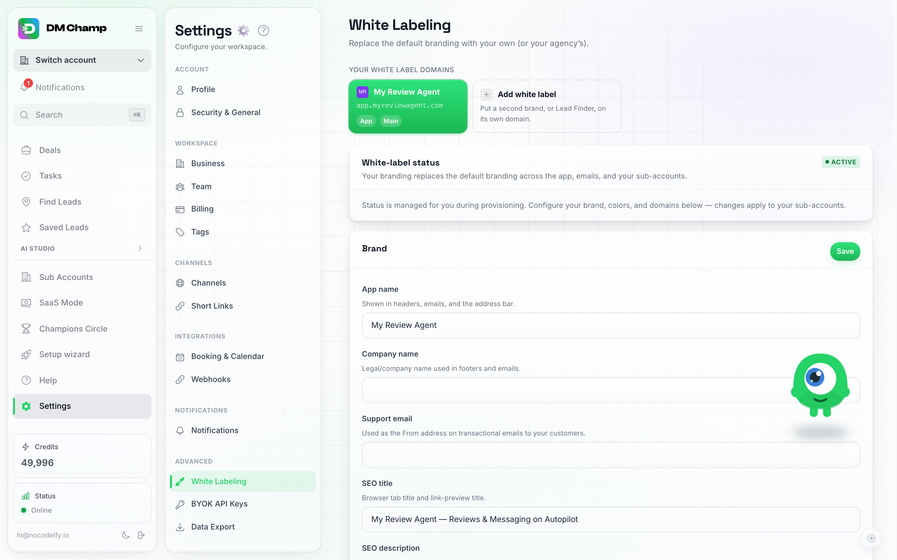 O topo da página de White Label mostrando a linha de seus domínios white label: um cartão de domínio ativo com selos de Aplicativo e Principal, e um bloco Adicionar white label ao lado
